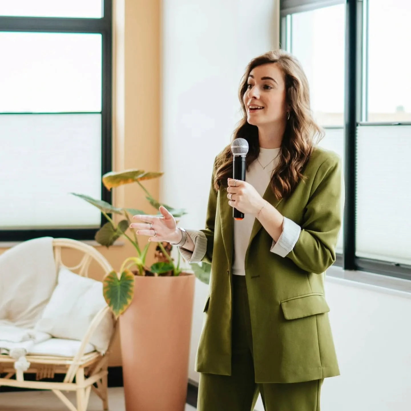 Ik ben Esmee Sijnesael. Ik zorg voor structuur, scherpe vragen en energie op jouw event.

Ervaring in de zakelijke markt, politiek en zorg. Resultaat: een soepel programma en een publiek dat ge&iuml;nspireerd naar huis gaat.

Benieuwd wat ik voor jou