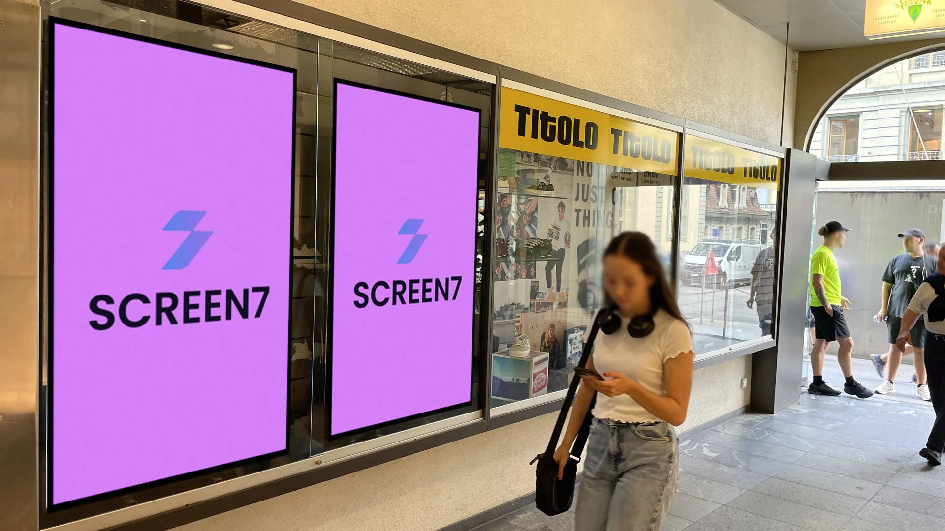 Zeughauspassage Doppelscreen Fotomontage.jpg
