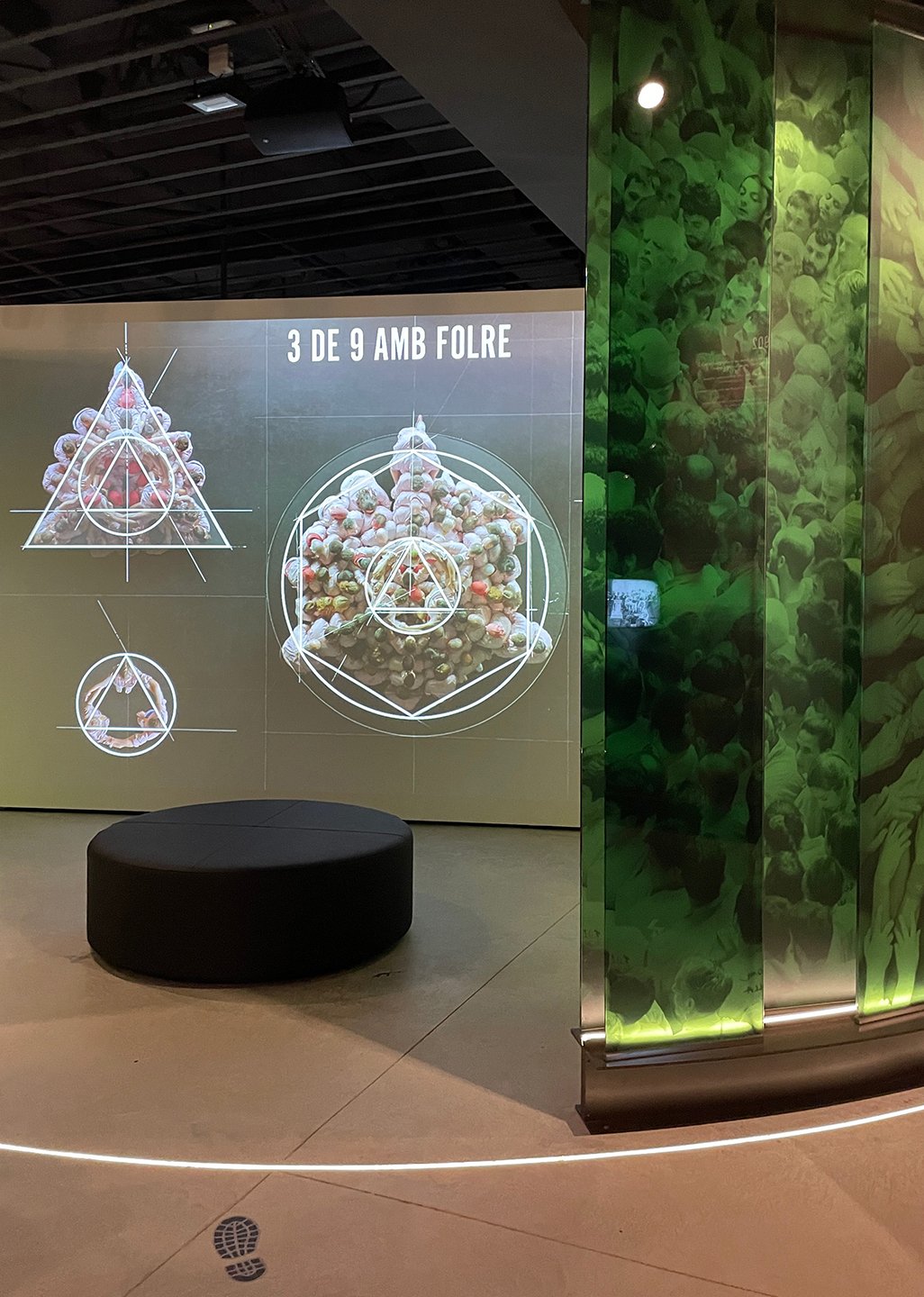 Video display illustrating the geometry of the tower construction