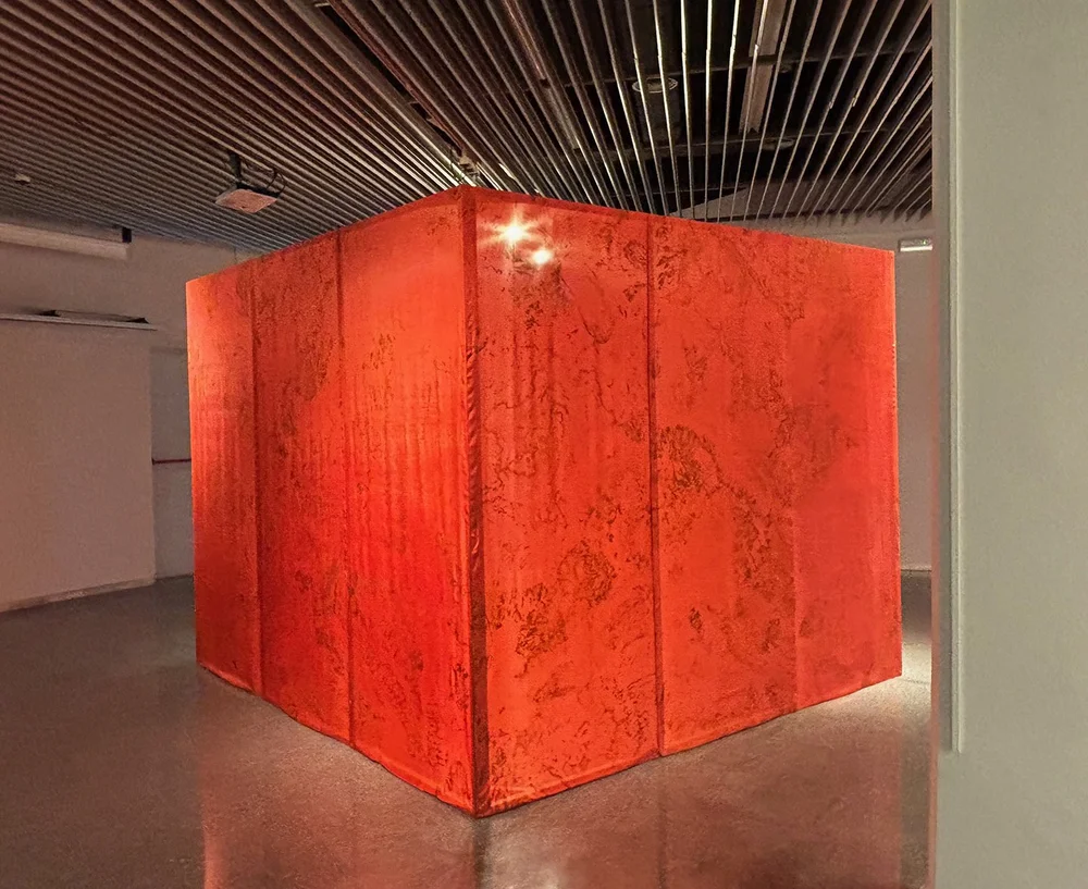 Enclosed structure of wool and linen.