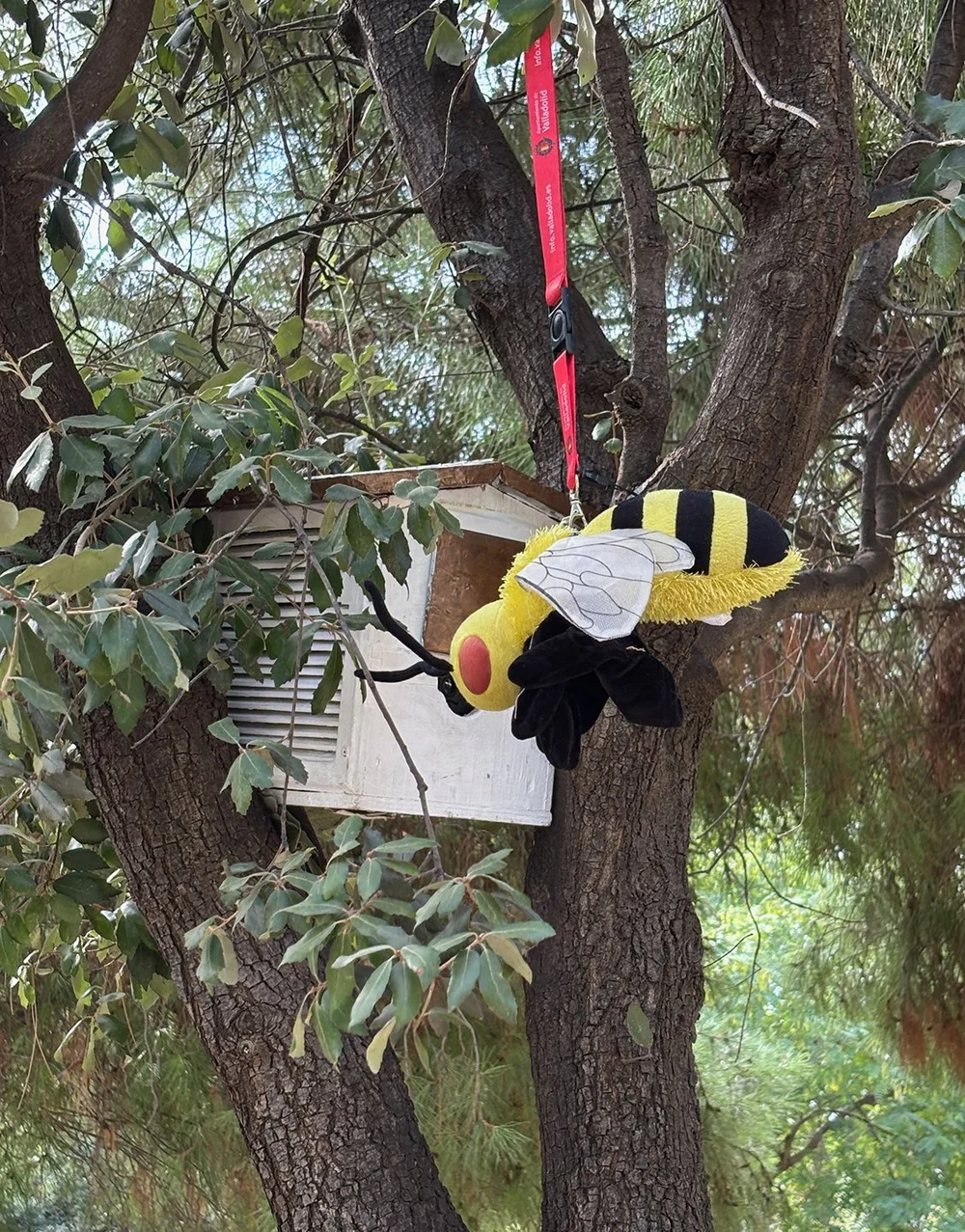 A bee welcoming people to the Bee installation