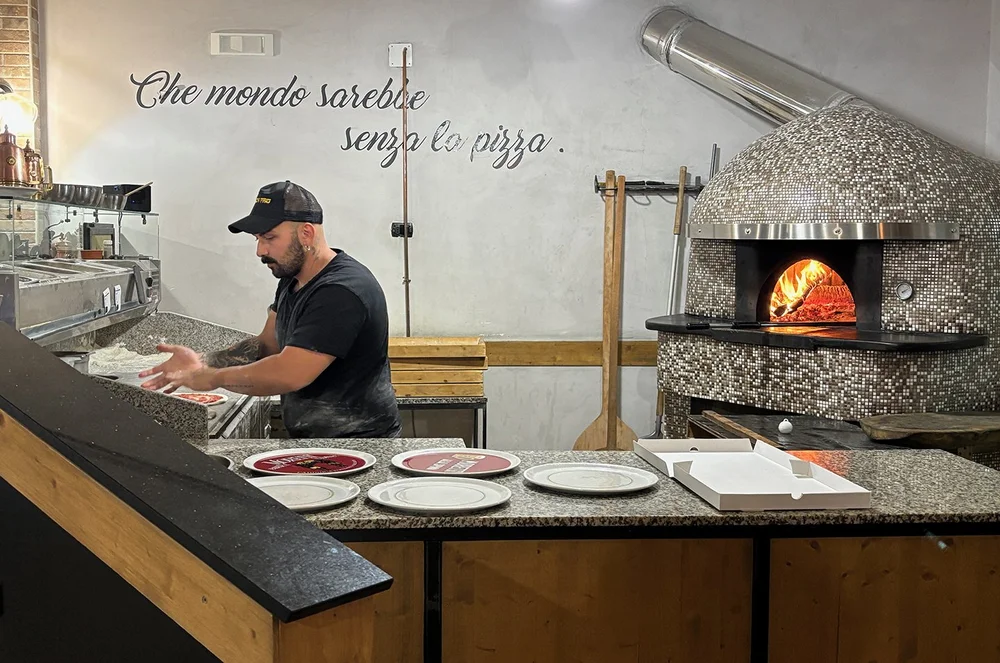 Pizzaiolo in action.