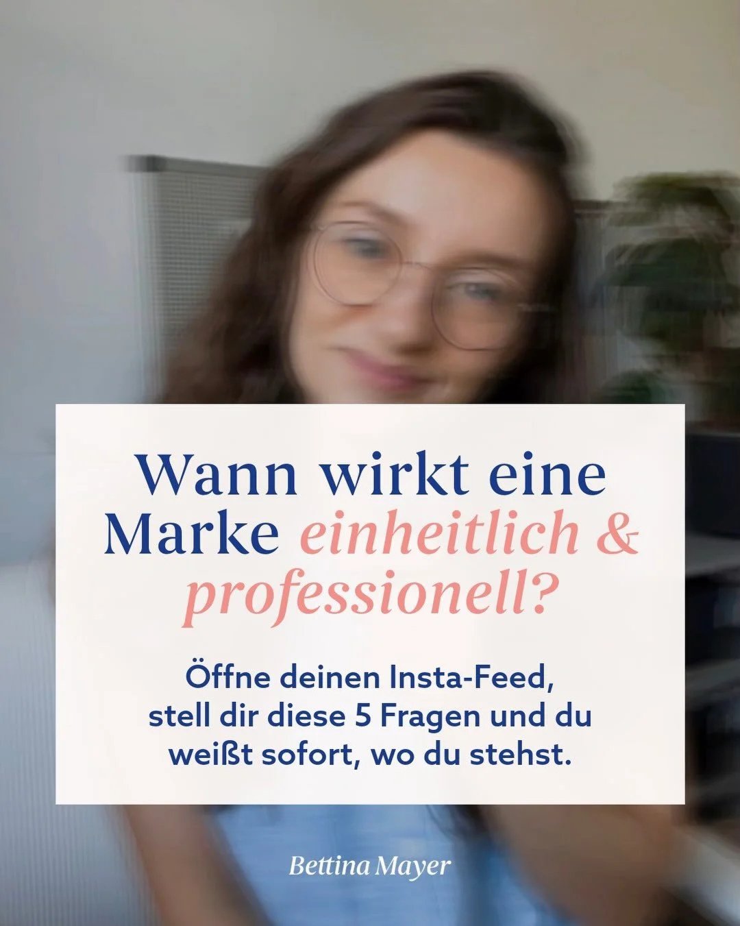 Konsistenz spart nicht nur Nerven, sondern sie macht dich erkennbar.

Wenn Farben, Schriften und Layout bei jedem Post gleich sind, musst du nicht mehr &uuml;berlegen wie der n&auml;chste Post aussehen soll. Du &ouml;ffnest Canva, schreibst deine Inh