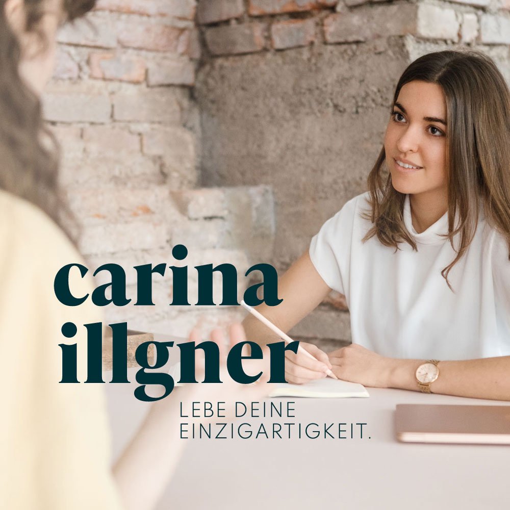Logo von Carina Illgner und Carina im Hintergrund bei einem Coaching