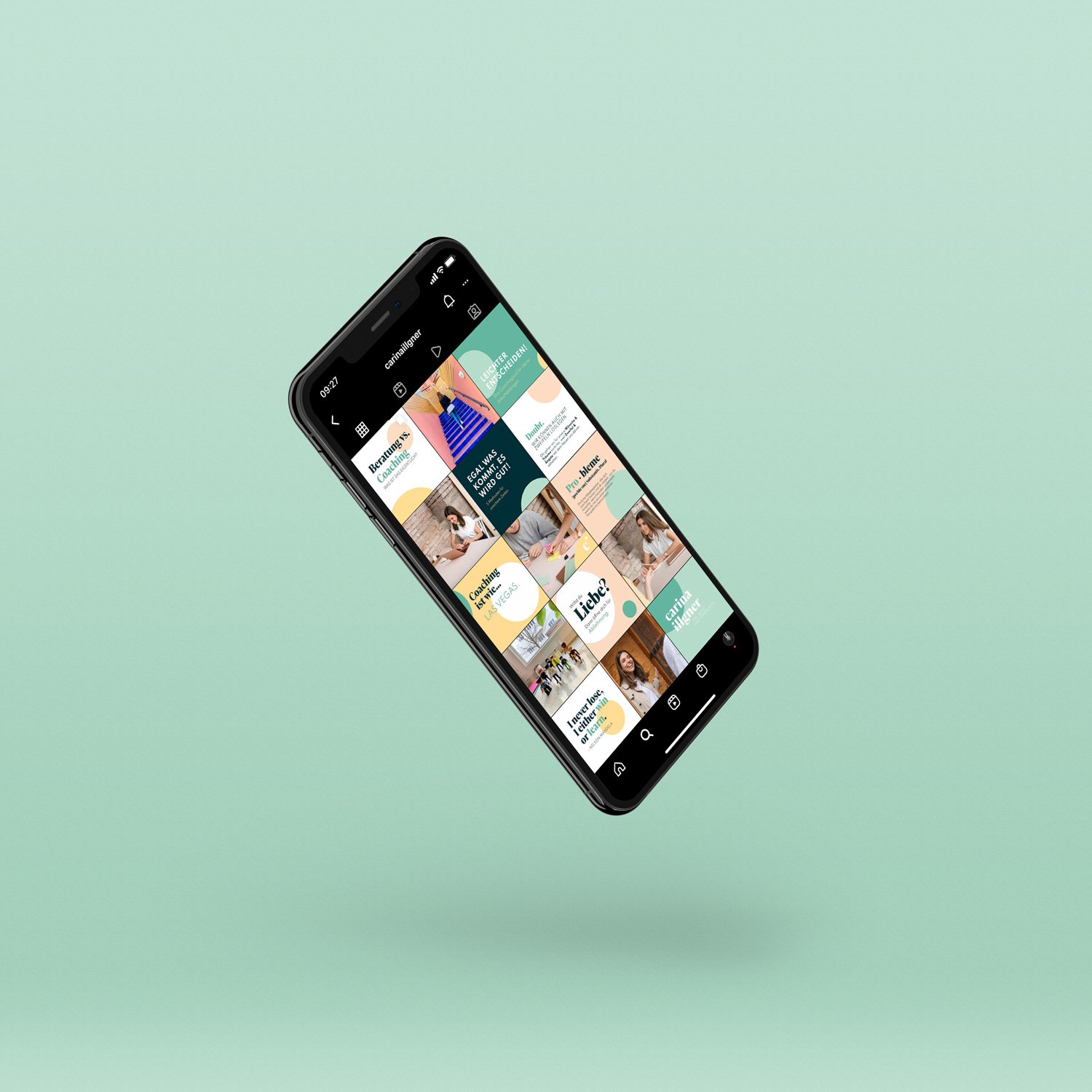 iPhone mit buntem Social Media Feed auf grünem Hintergrund