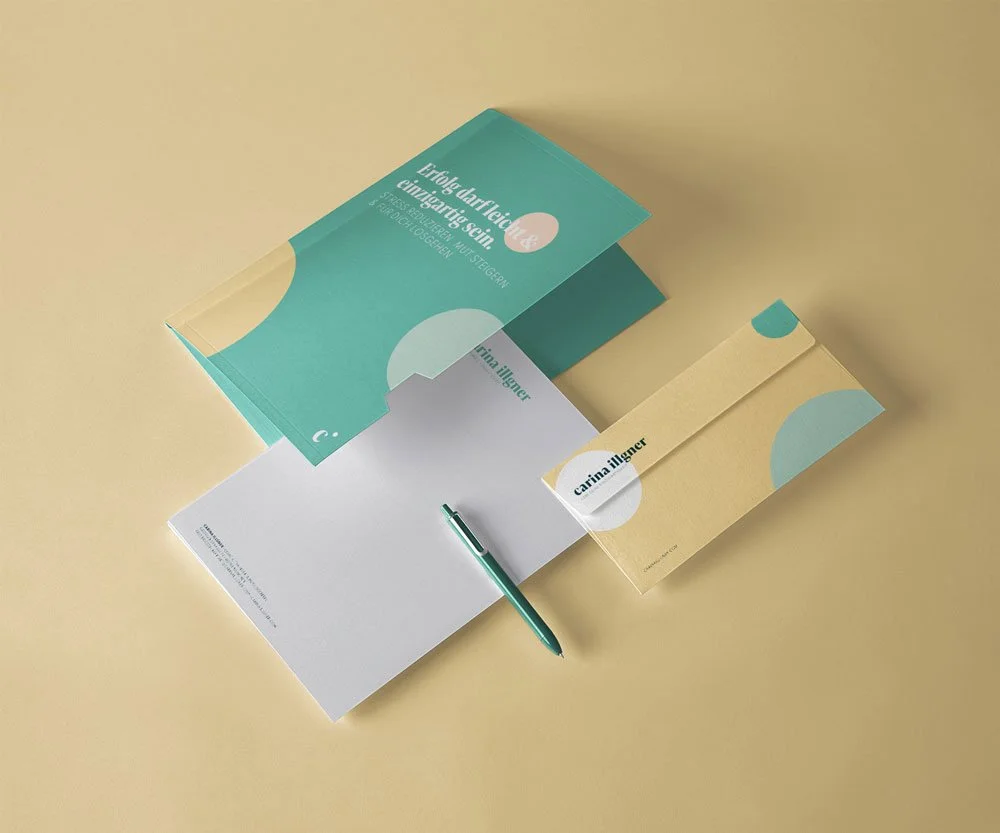 Grün-gelbe Geschäftsausstattung von Carina Illgner mit Briefpapier, Mappe und Umschlag