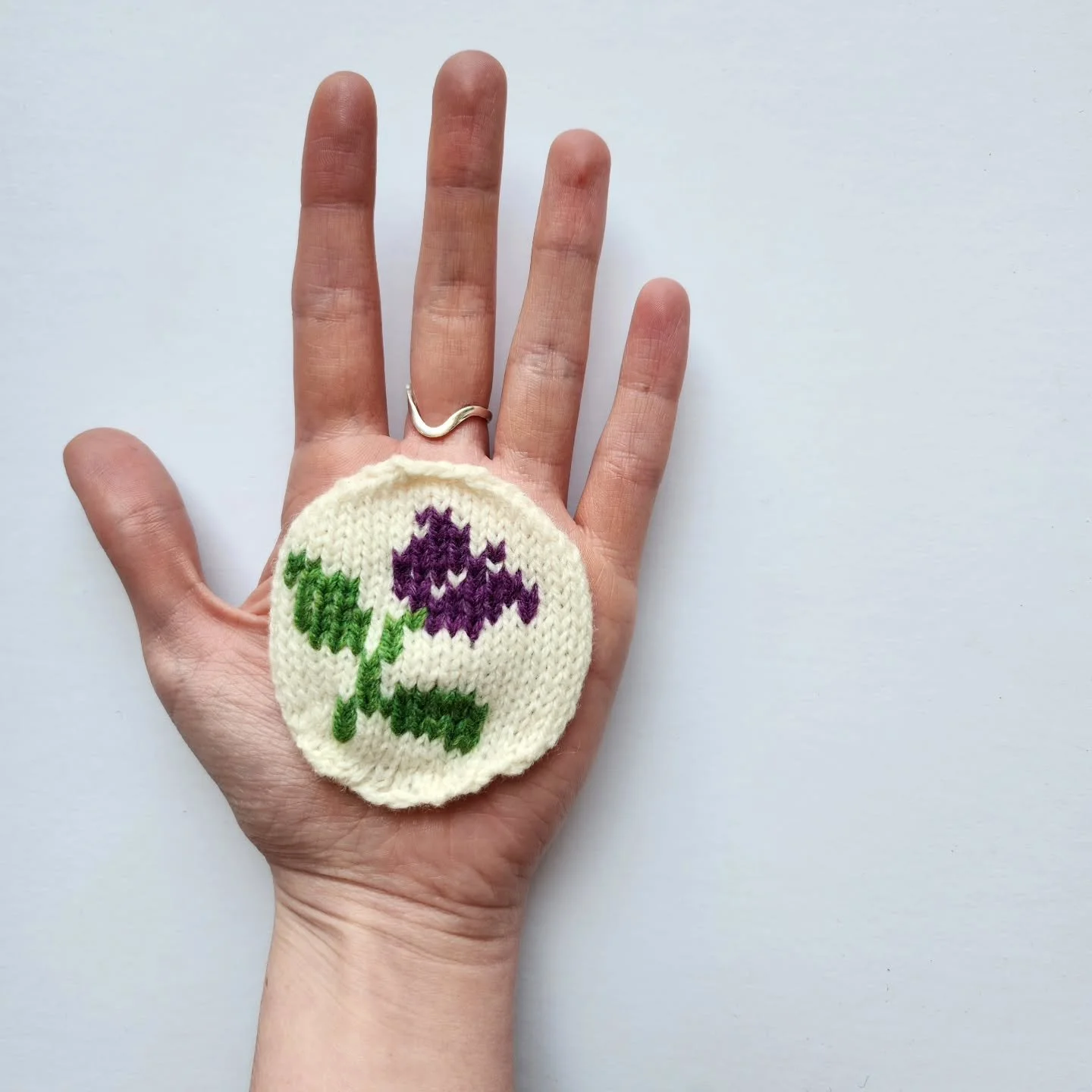 🌷 Some tulips for your rips? 🌷
&bull;
I'll be posting clips here soon of how to stitch these onto your garms, to mend or cover any holes or stains. A running, whip or blanket stitch does the trick!