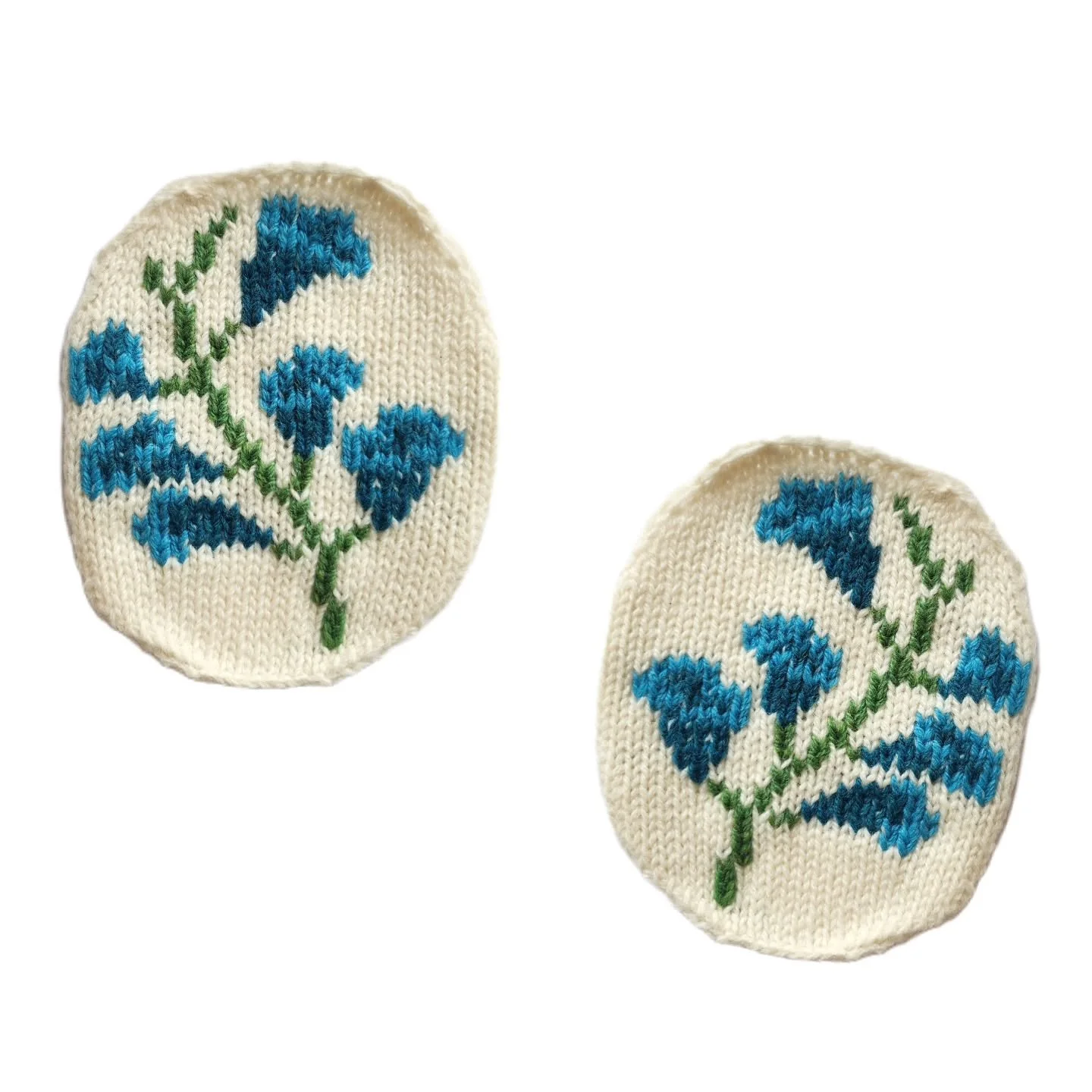 Some bluebells for your 'bows 💪
&bull;
Knitted and hand darned with duplicate stitching. You might nab these two to patch up your knits if you preorder a ziiiine from the website now 🌀