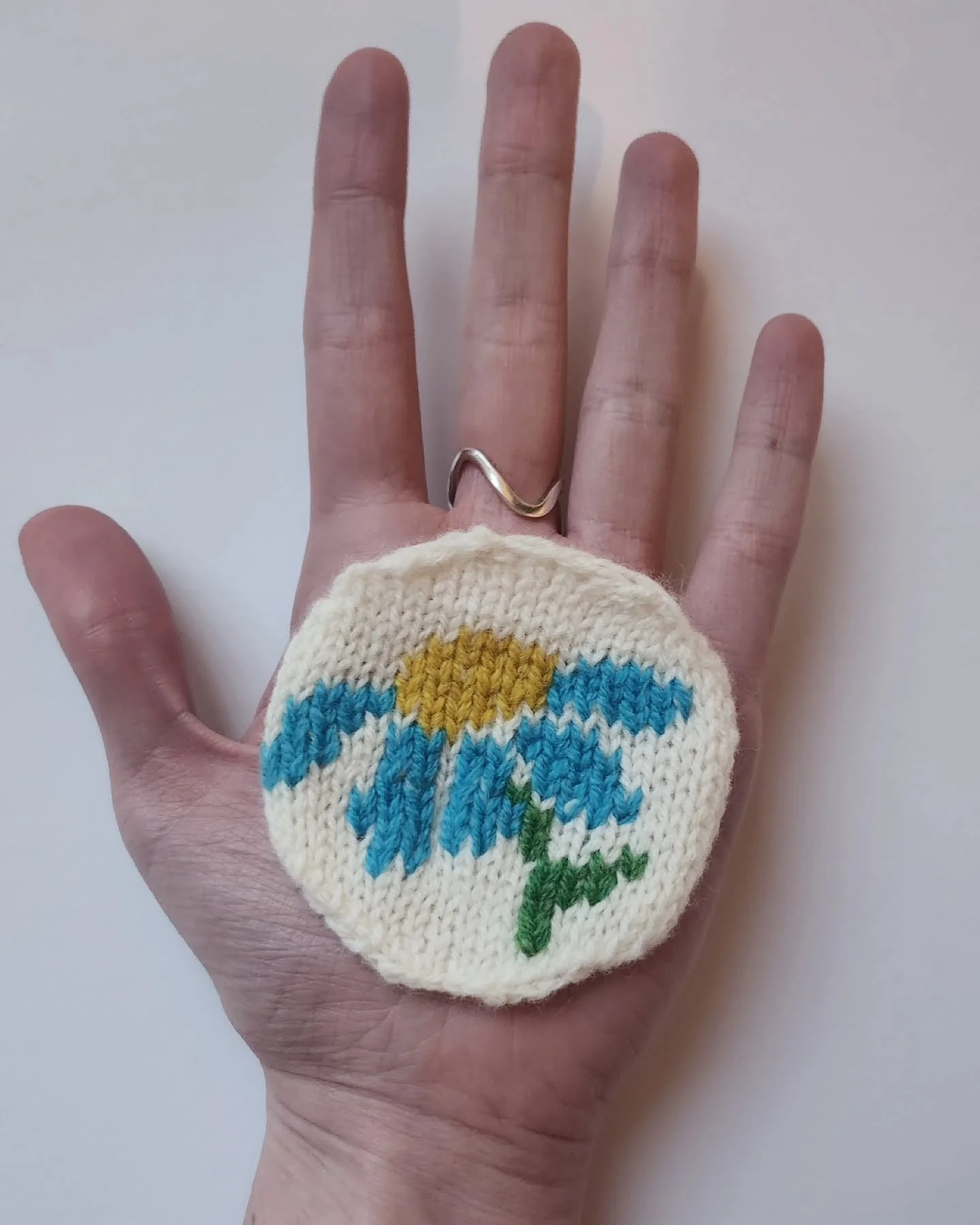 Torn between thinking my hands look weird but also glad my hands can do darning things 🤷&zwj;♀️
&bull;
If you want to watch some hands, the RTE series &quot;Hands&quot; about Irish traditional crafts is great and all the episodes are on youtube 🙌