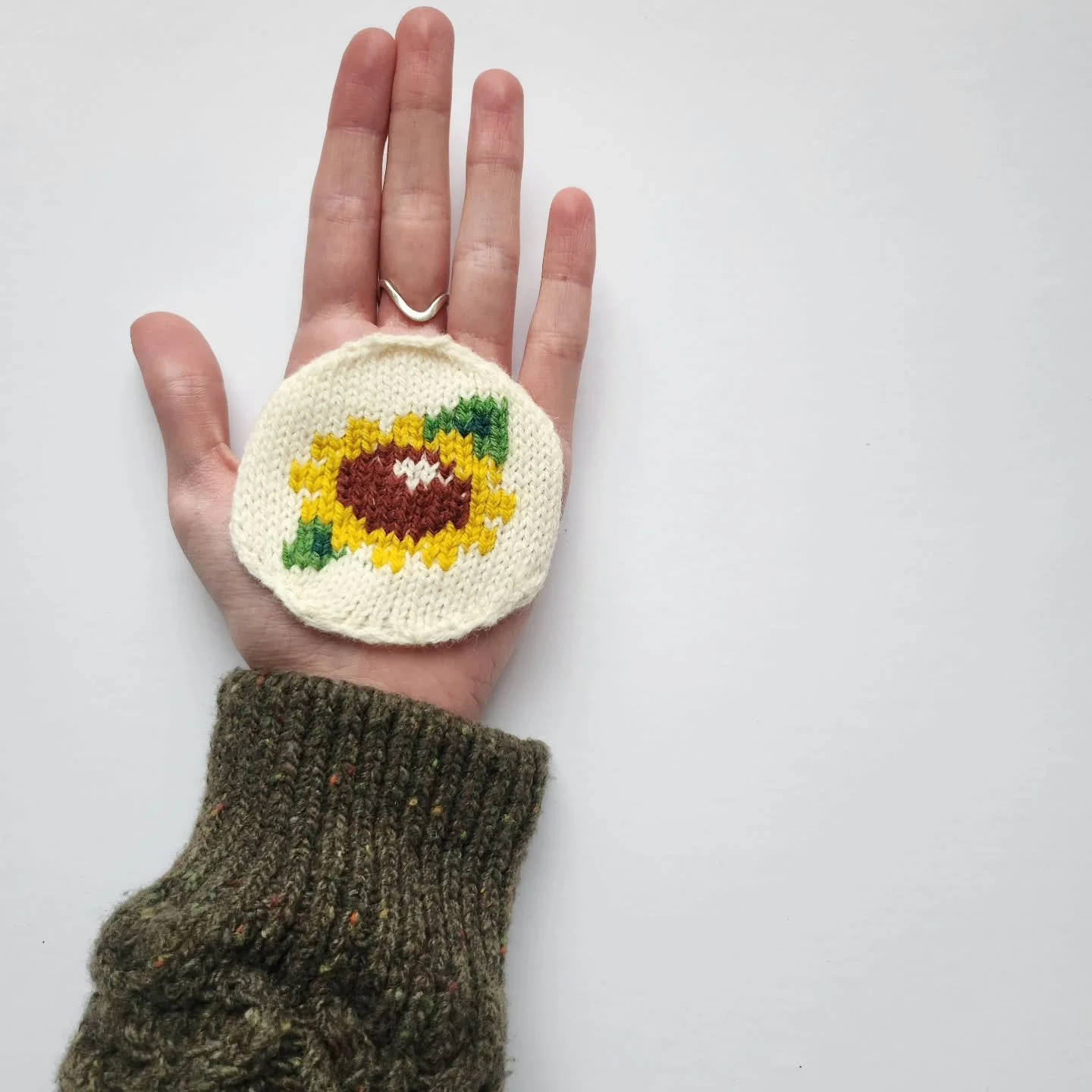 🌻 May I offer you a floral patch to mend your garms? 🌻
&bull;
This will be the second option for preordering the zine, which will come with one of these (surprise!) flowery patch. The most common area of wear after the elbows is on the front of you