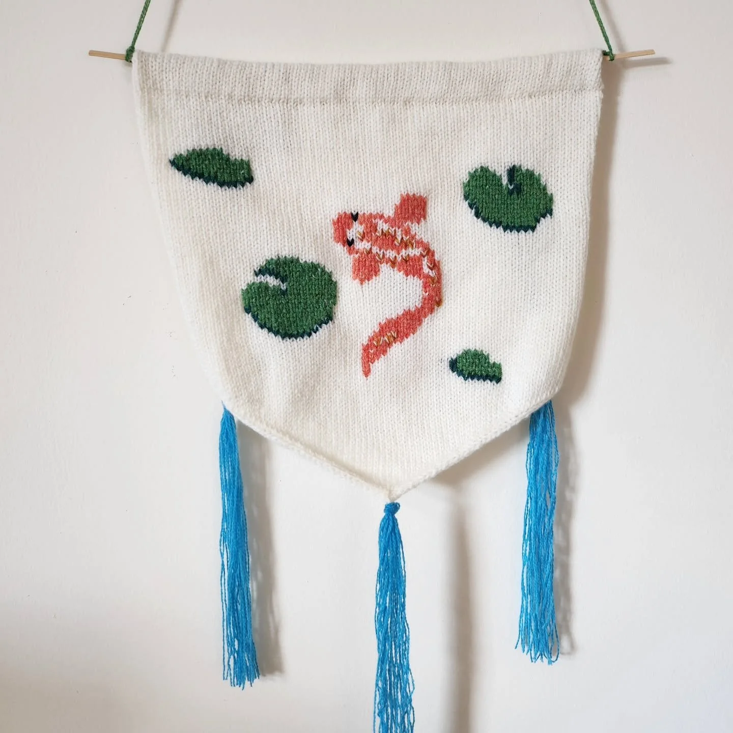 🪡🐡 This is the third little darning sampler I'll have with me tomorrow that you can make in the Duplicate Stitch Darning Workshop @changeclothesdublin 🐡🪡
&bull;
Monday April 14th from 6.30-8.30pm. Don't be koi and come along! 🙃