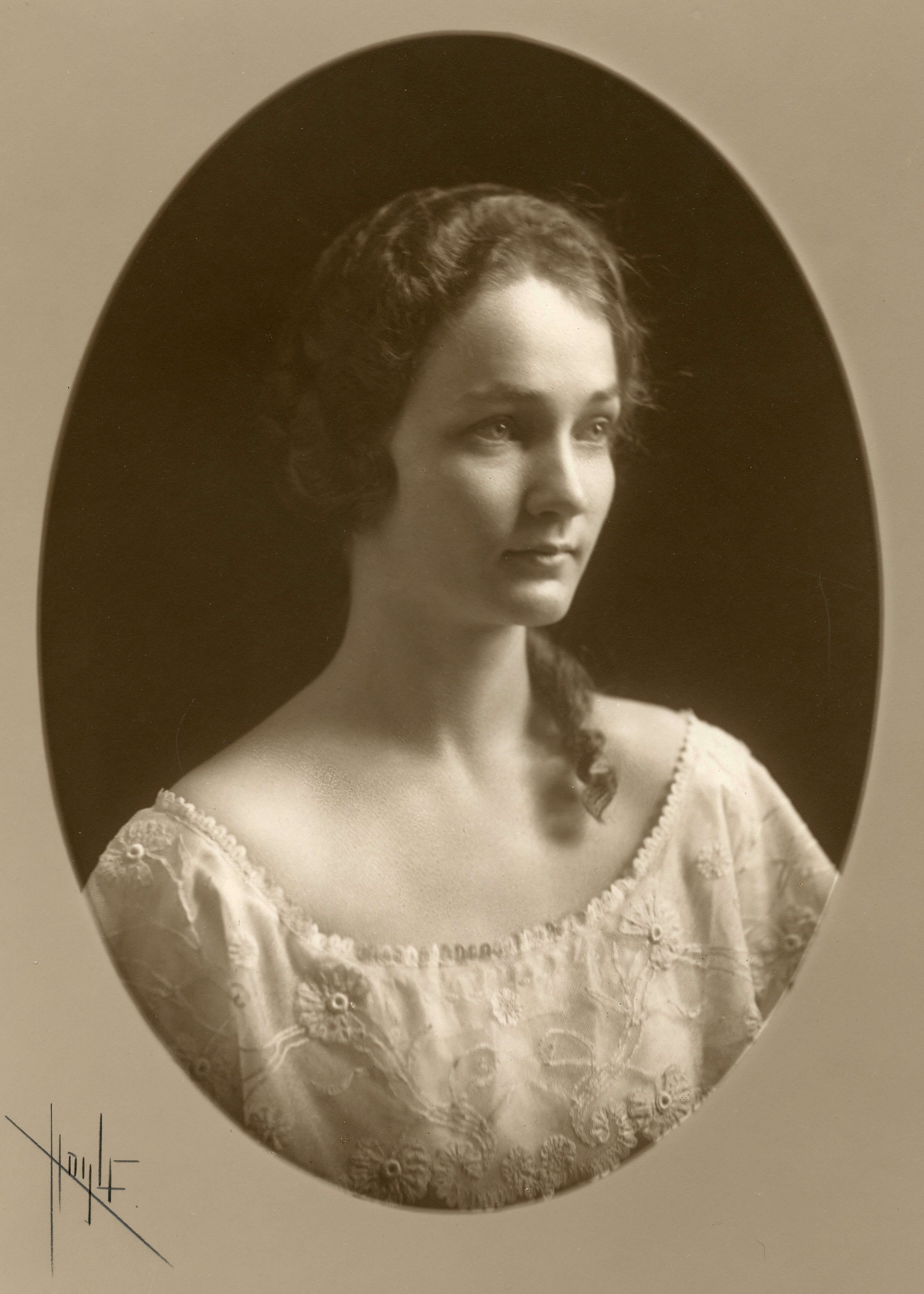 Esther Oldham 1922.jpg