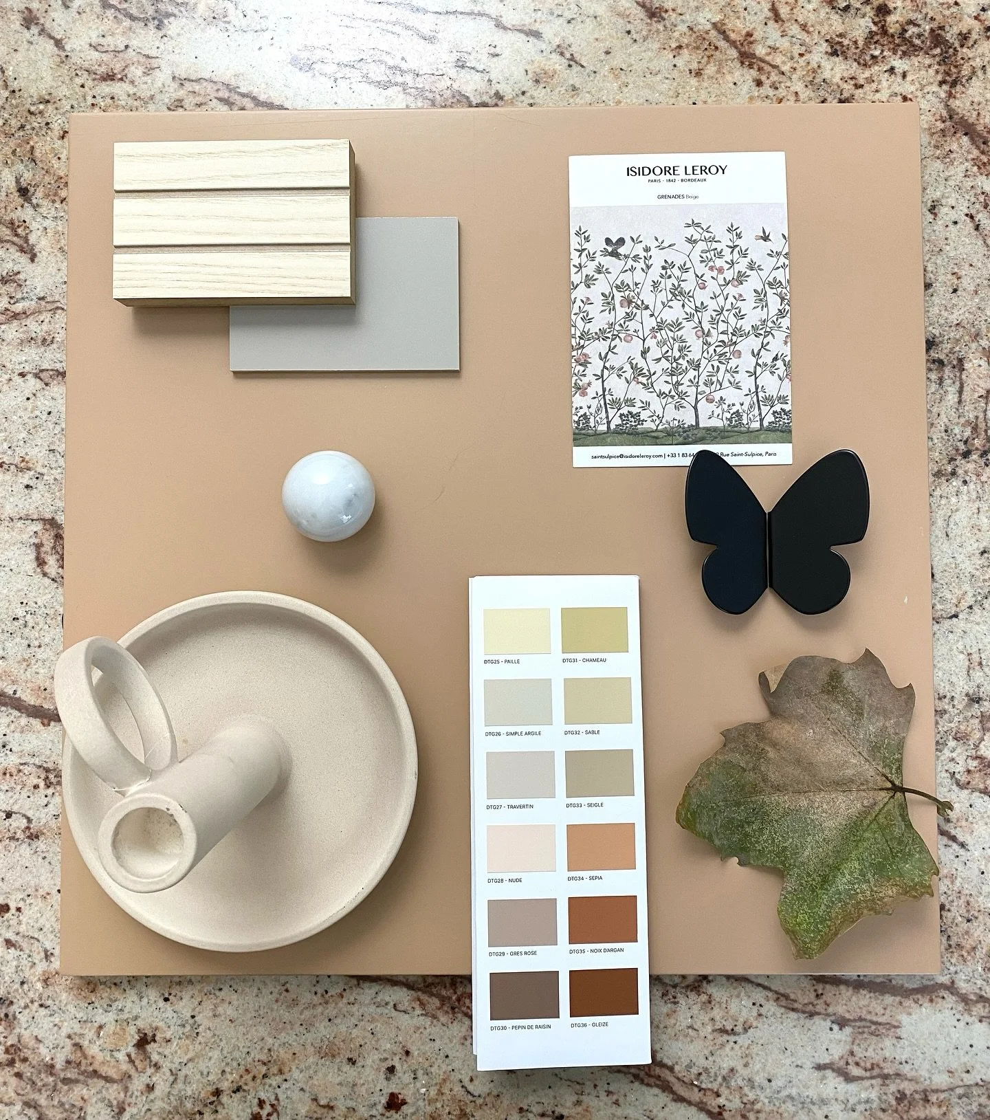 Cr&eacute;ation d&rsquo;une planche mat&eacute;riaux avec l&rsquo;esprit de l&rsquo;automne &hellip; pour le dressing d&rsquo;une petite fille. M&eacute;langer les teintes, jouer avec les textures &hellip; S&rsquo;amuser !

Fa&ccedil;ades et poign&ea