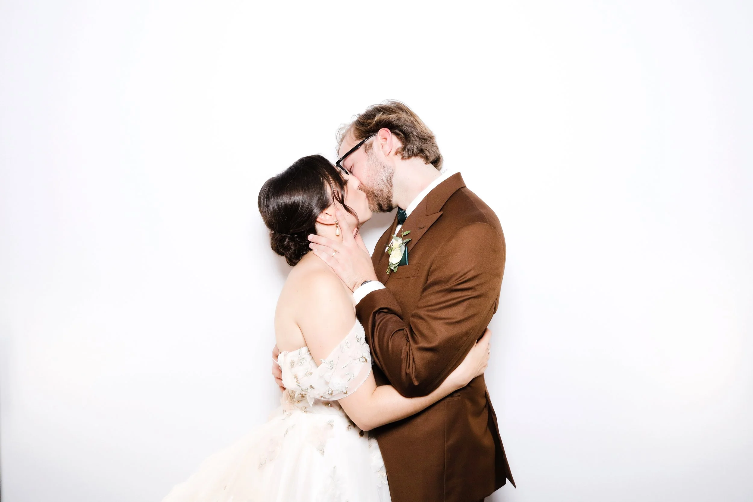 How to Choose the Best Wedding Photo Booth in Winnipeg
