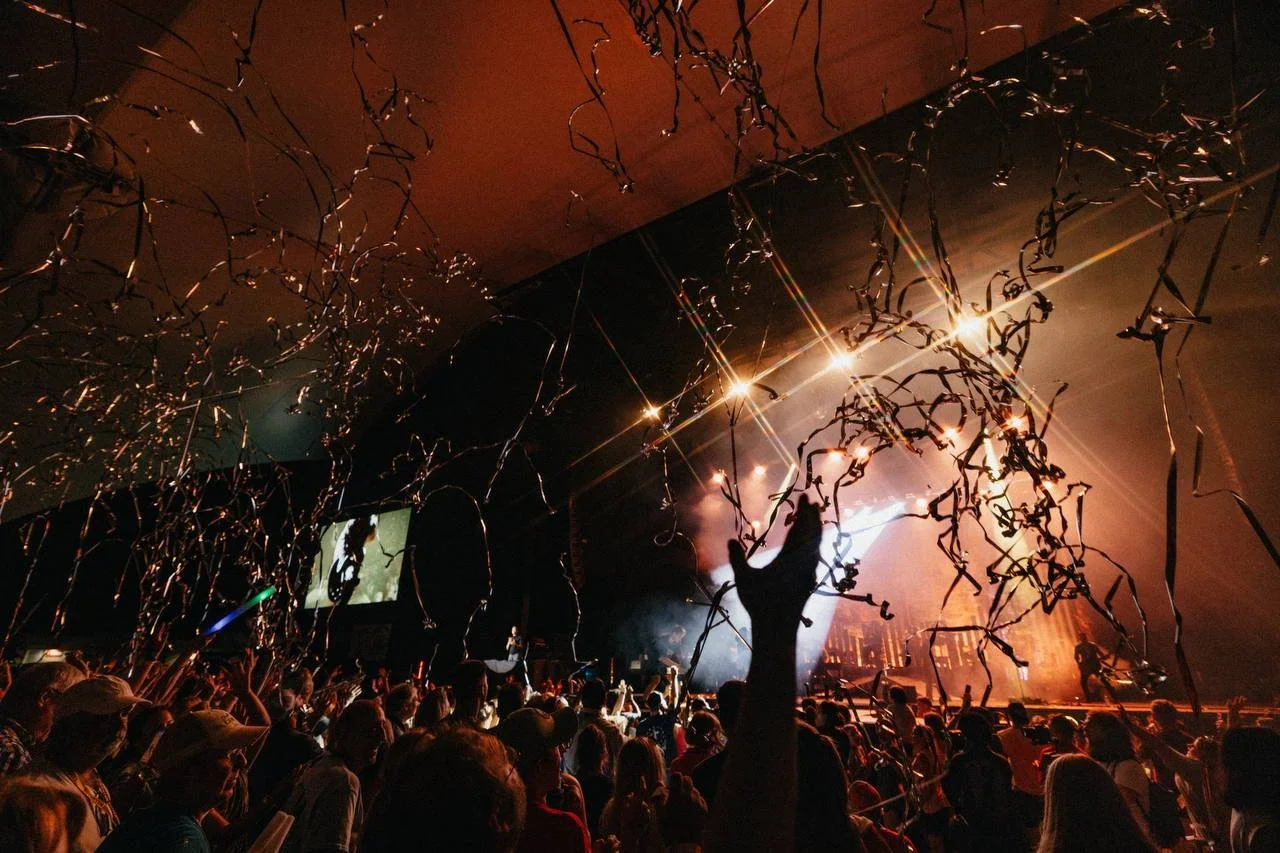 Buffett Tour 2025 - Concert Crowd Excitement