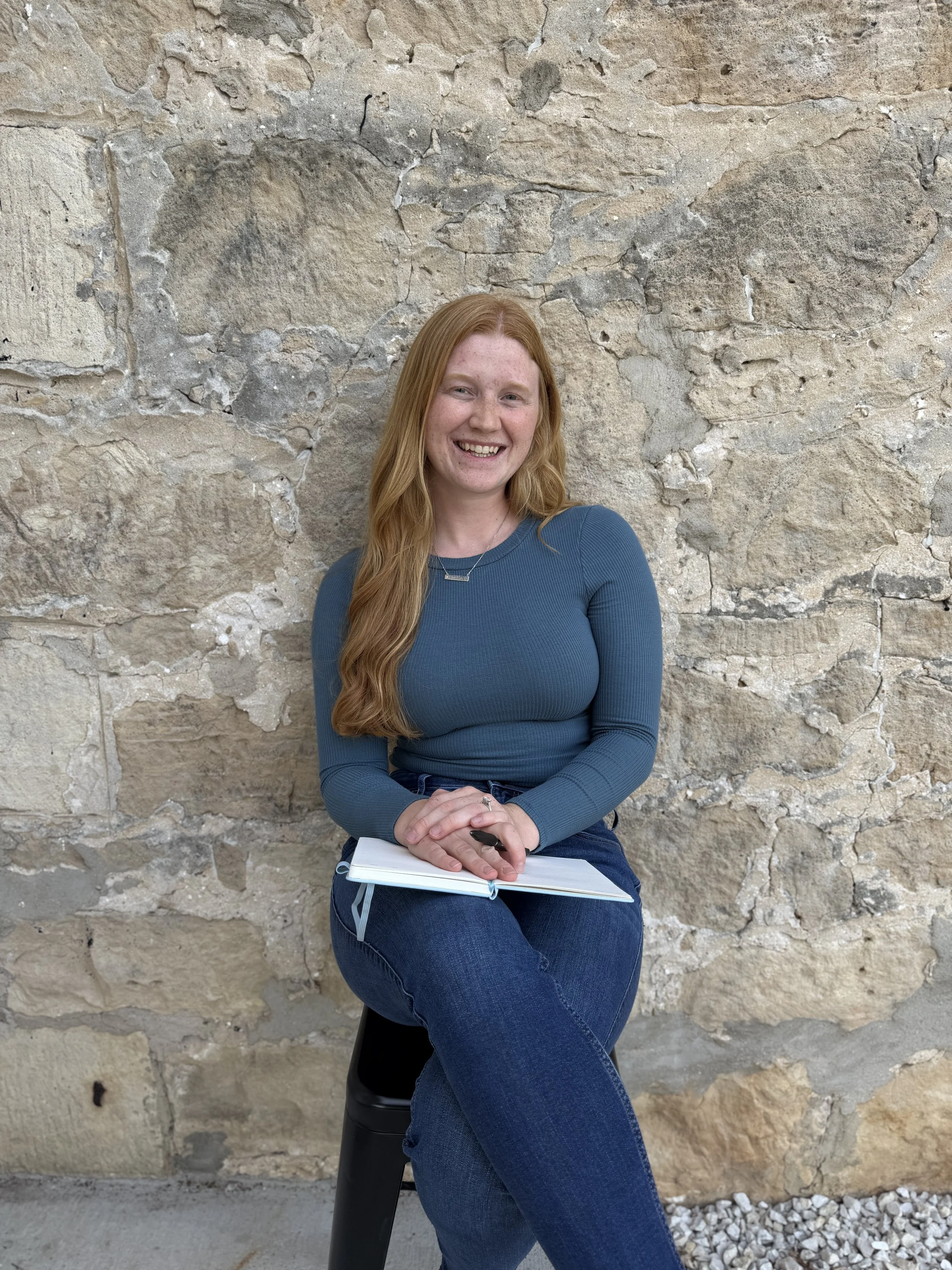 Couples Therapist Miriam Ninmann smiling against rock backdrop.