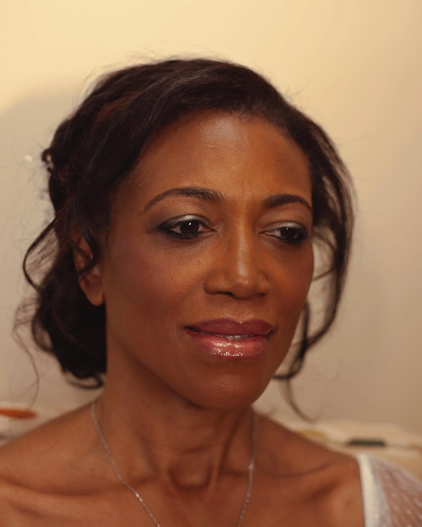 Donna’s beauitful New Years soft glam bridal look✨💎 loved this subtle pop of neon blue eyeliner to flow with her sparkly dress and blues in her winter wedding flowers ✨💎💐
Hairstyling by Tina ✨ Makeup by Samantha 
………&h