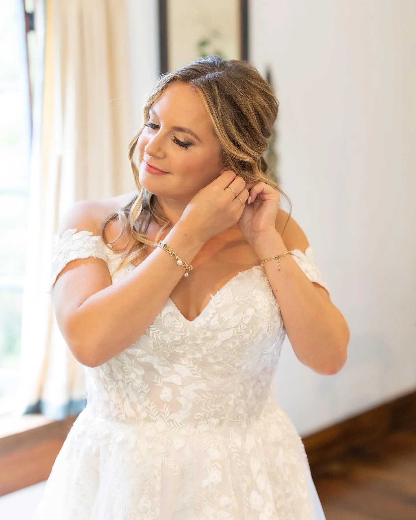 Such a beauitful and fun wedding day glam session this past fall✨🎀 this vineyards 🍇🌳venue: @thevineyardsatbettyscreek is so dreamy and enchanted looking too! 
📷 by @truefoundationphotography 
✨ Wedding Planning: @spragueevents 
Hairstyling by Li