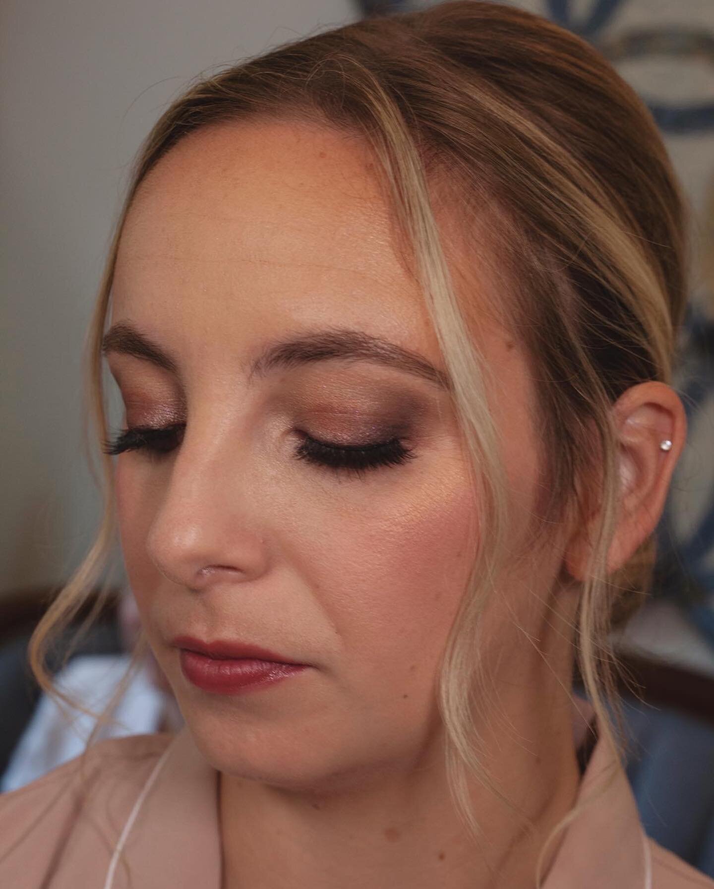 Beauitful chic smokey eye for this lovely bridesmaid ✨🎀⚜️

Makeup: @bluewavesmakeup 
Hair: @justwingitartistry 
Venue: @appalachianview 

&hellip;&hellip;&hellip;&hellip;&hellip;&hellip;.&hellip;&hellip;&hellip;&hellip;&hellip;&hellip;&hellip;&helli