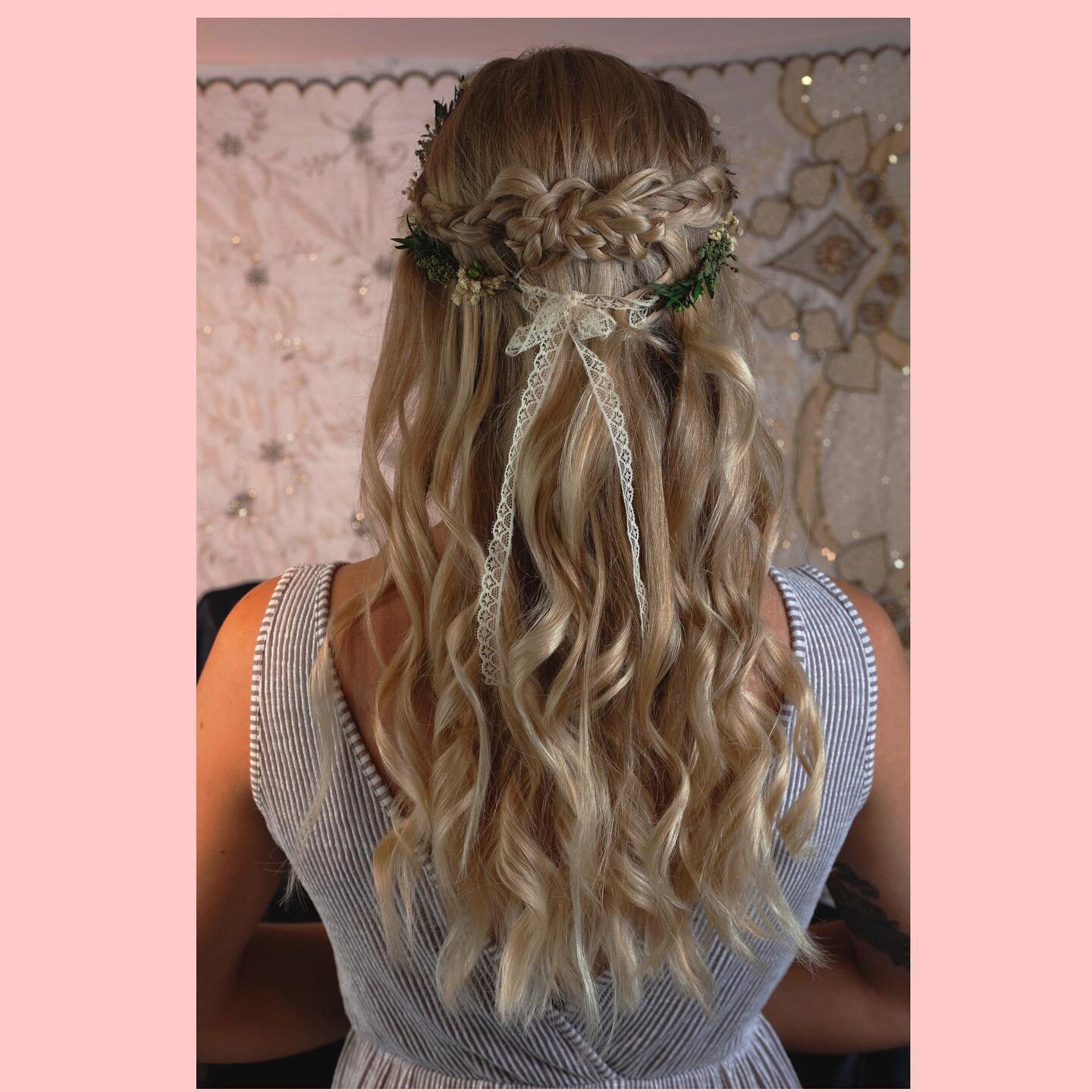 ✨🌸 We loved working with our summer bride Alana at the studio ✨⚜️ gorgeous goddess vibes!  Hairstyling by Destini
……………….…………………………&hell