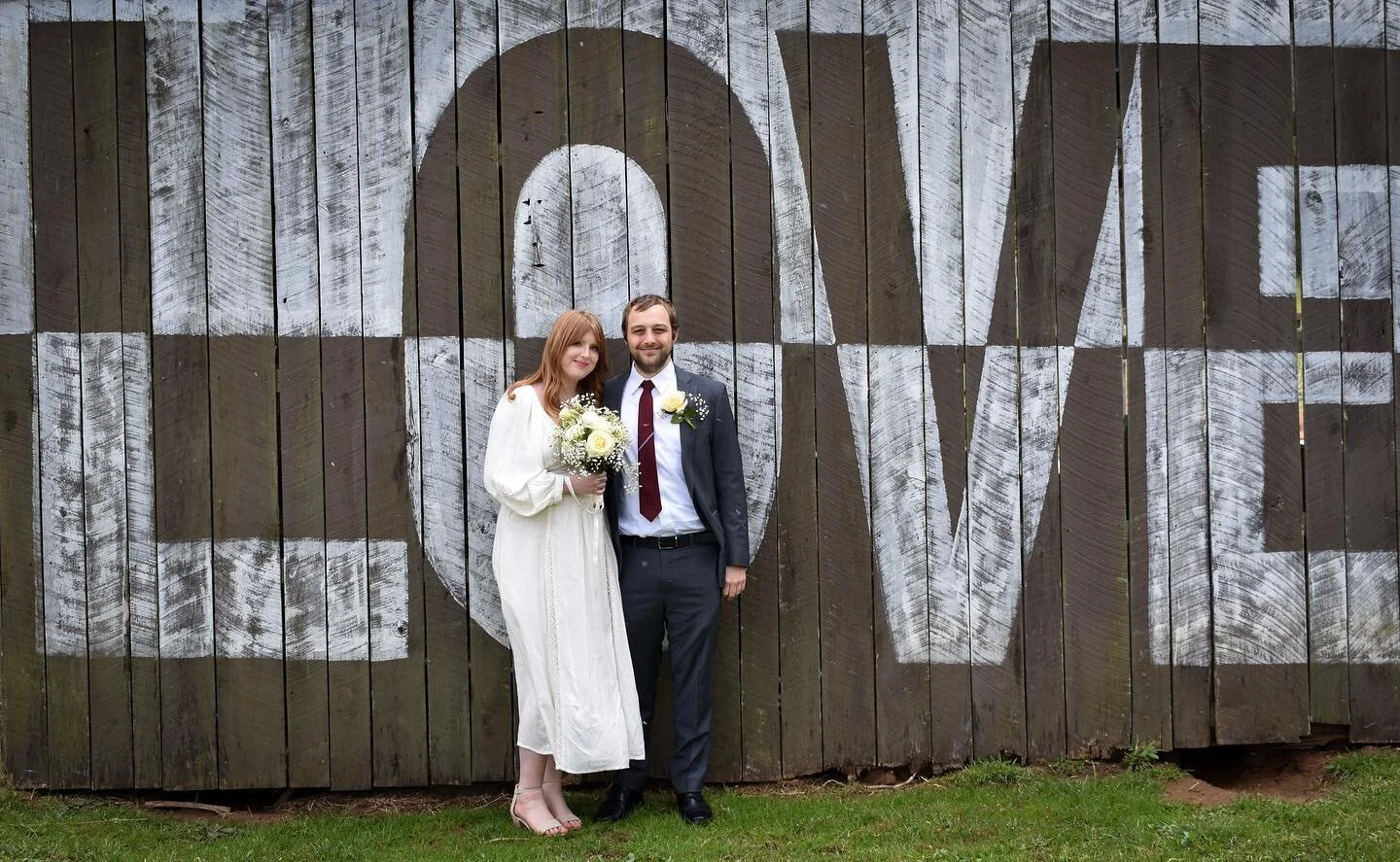 Loving the 70s’ 🌸✨🌻 vibes for my bff Ruthie’s wedding last spring ✨💕🥳 congratulations Ruthie and David 🥂✨💕🥳 ~~~ stay tuned for the in studio wedding makeup glam close-ups in next post! 
……………&hel