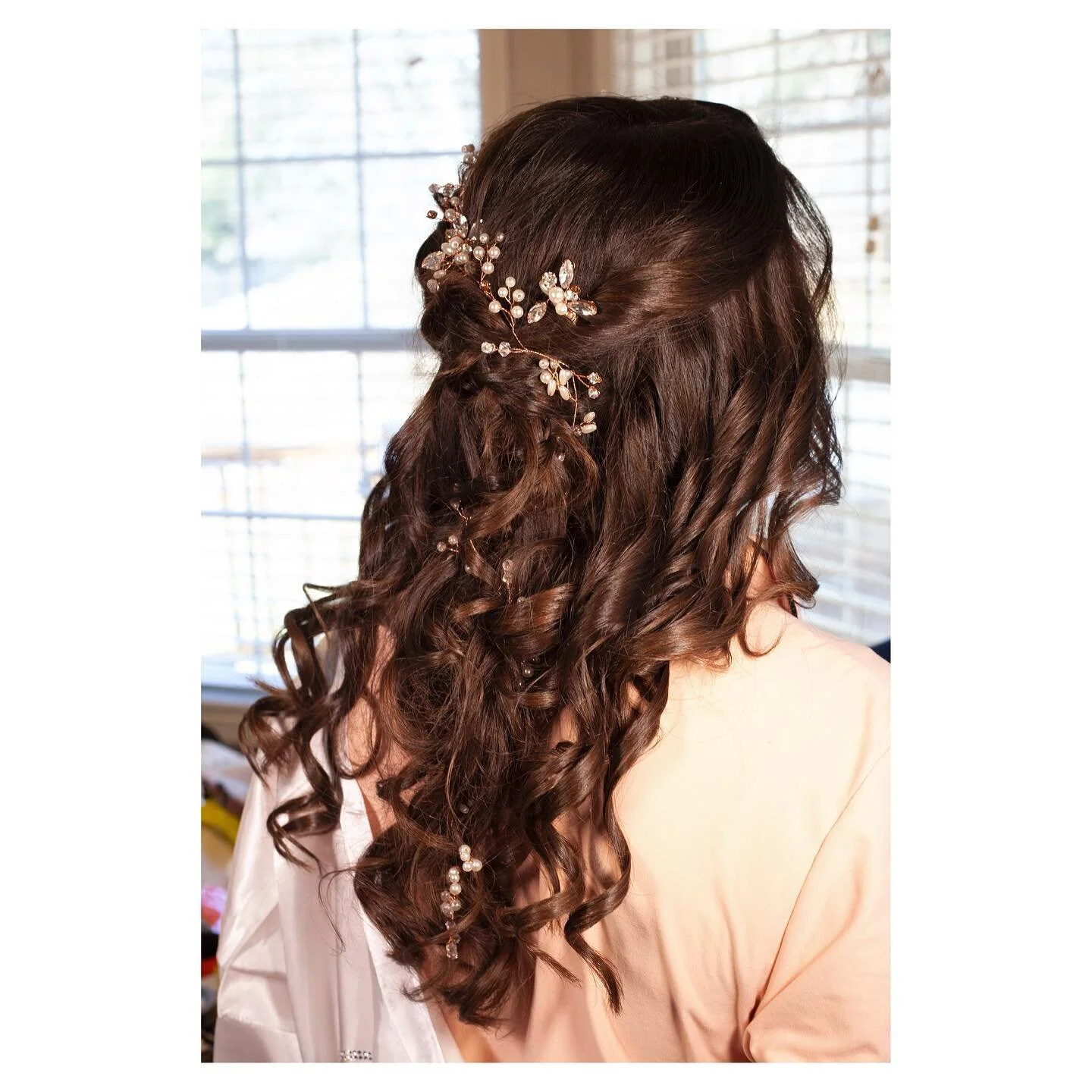 Another beautiful bride ✨🕊hair & makeup photos from her lovely Valentine’s Day elopement with Blue Waves Studio 🌸✨🌸 makeup by Samantha and hairstyling by Rebekah
……………….………&