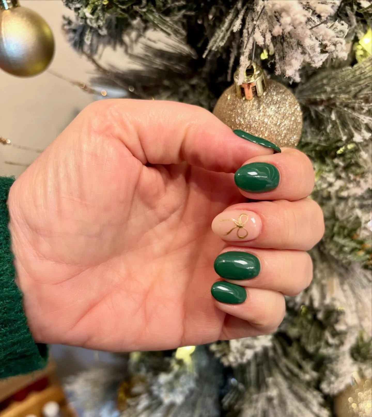 Top the package with a bow- SHE&rsquo;S FESTIVE 🎁🎀💚 

#diamondnailco #nailsnailsnails #longbeachms #mandeville #christmasnails