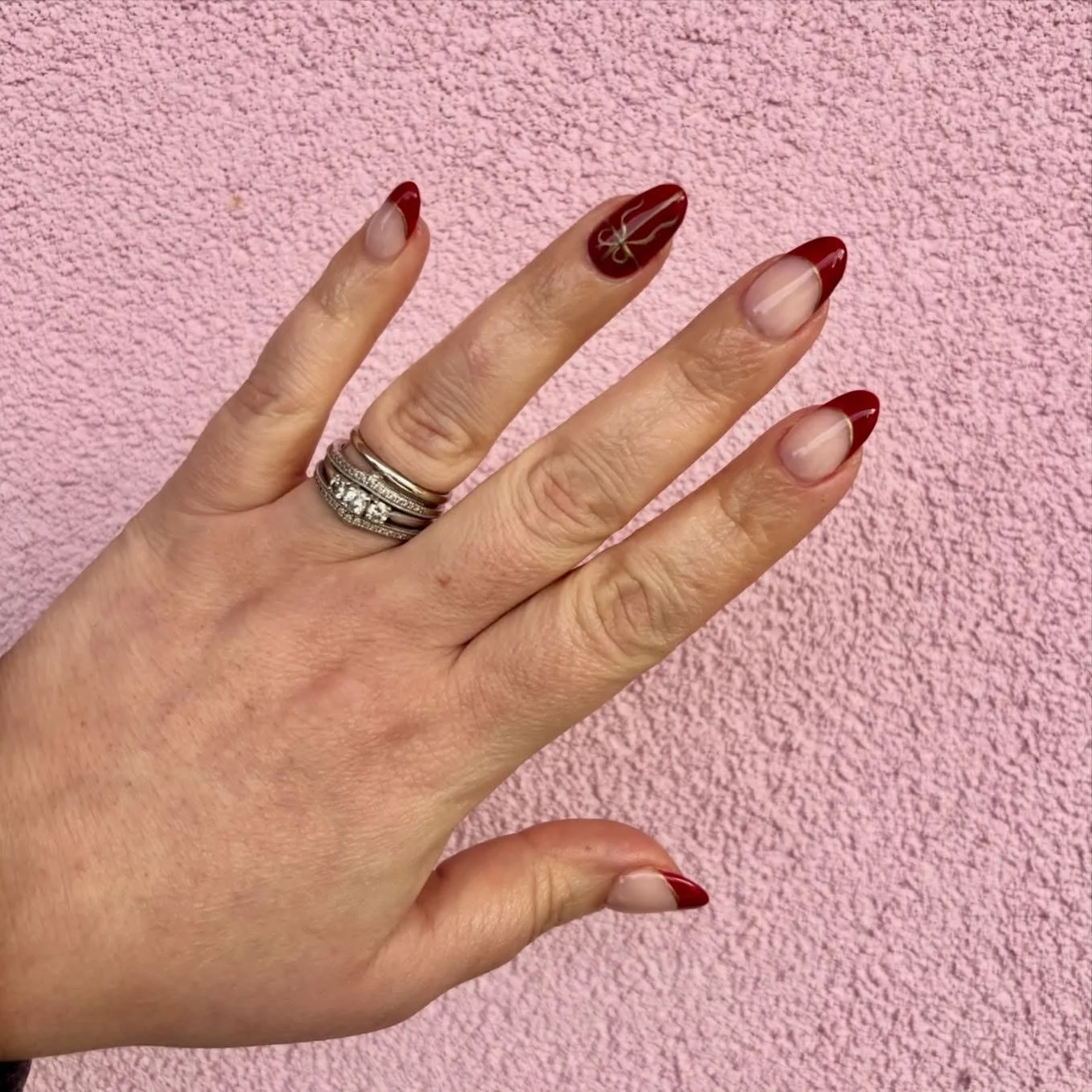 Red or green- choose your holiday fighter 😤🎄&hearts;️

#diamondnailco #nailsnailsnails #christmasnails #holidaynailart #nailinspodaily