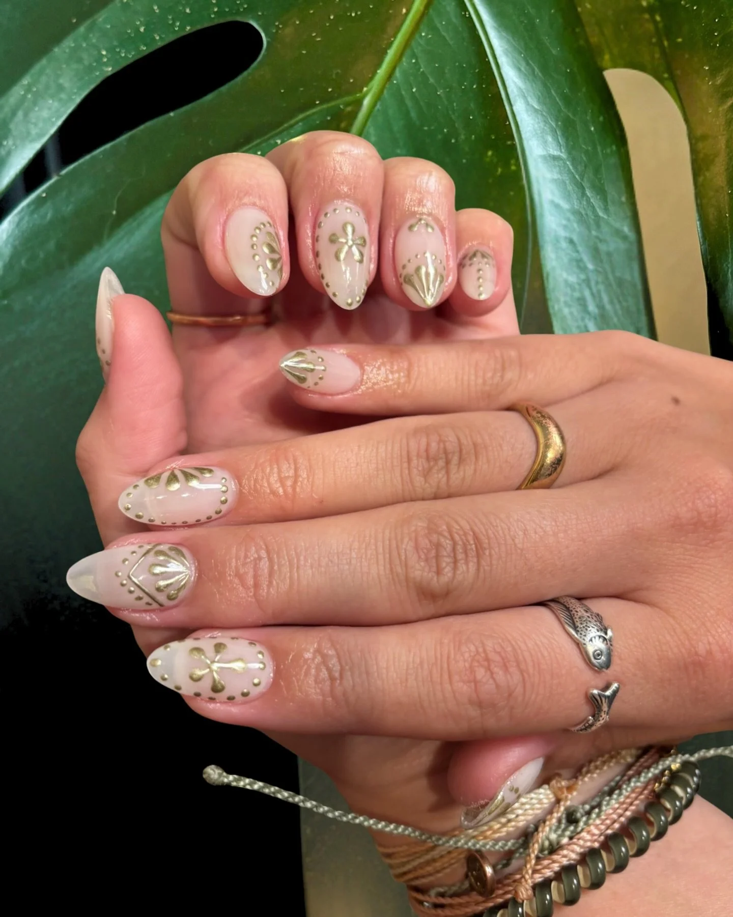 Obsessed with this set! Absolutely can&rsquo;t get enough!! 

#diamondnailco #nailsnailsnails #mandevillenailtech #nailartinspo #goldnailart