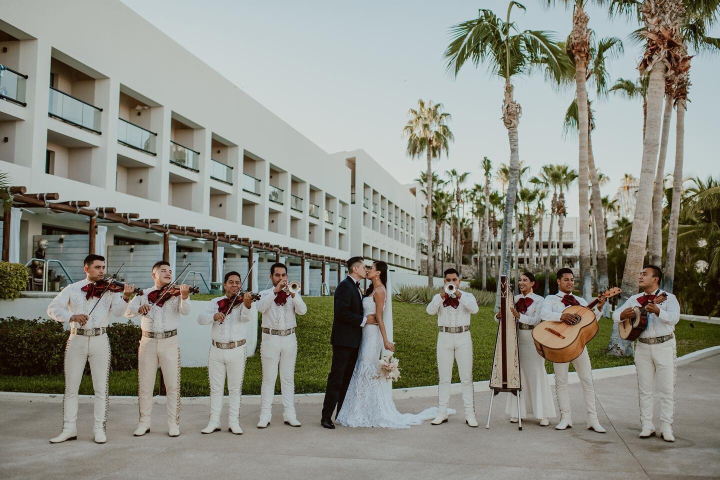 Happy Cinco de Mayo 🇲🇽 This shot was from my very own wedding taken in Los Cabo&rsquo;s, MX. We had a mariachi band play during the cocktail reception💚🤍💚

.
.
. 
#mexicowedding #mexicoweddingplanners #weddingvibes #bohoweddings #bohochic #bohobr