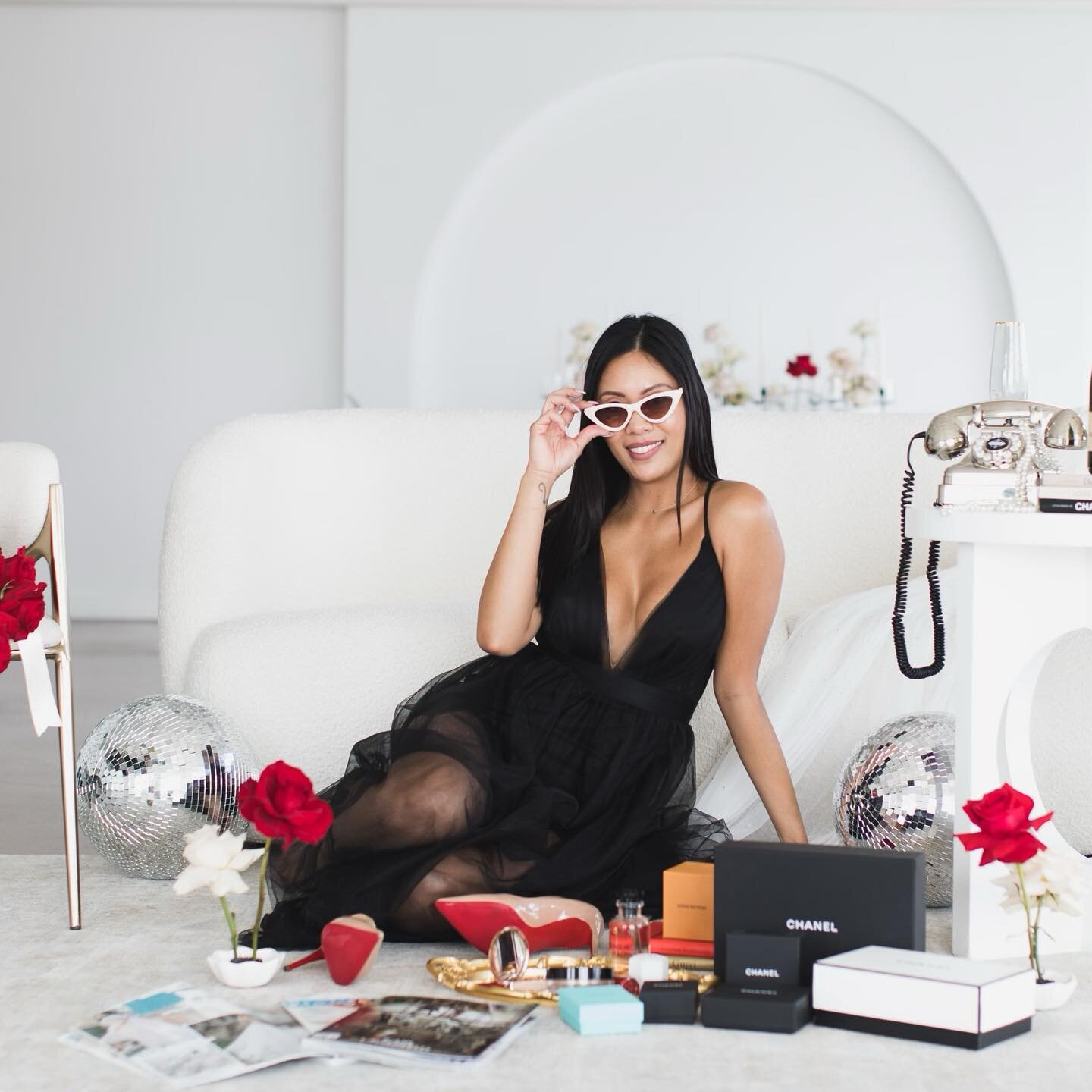 Hello I&rsquo;m Karoline, Owner and Lead Stylist of STYLEDBYKAROLINE. 💕I provide creative direction for weddings and special events. I love to plan, design and obsessed with styling! 🎈 My style can be described as minimalist with a modern twist. I 