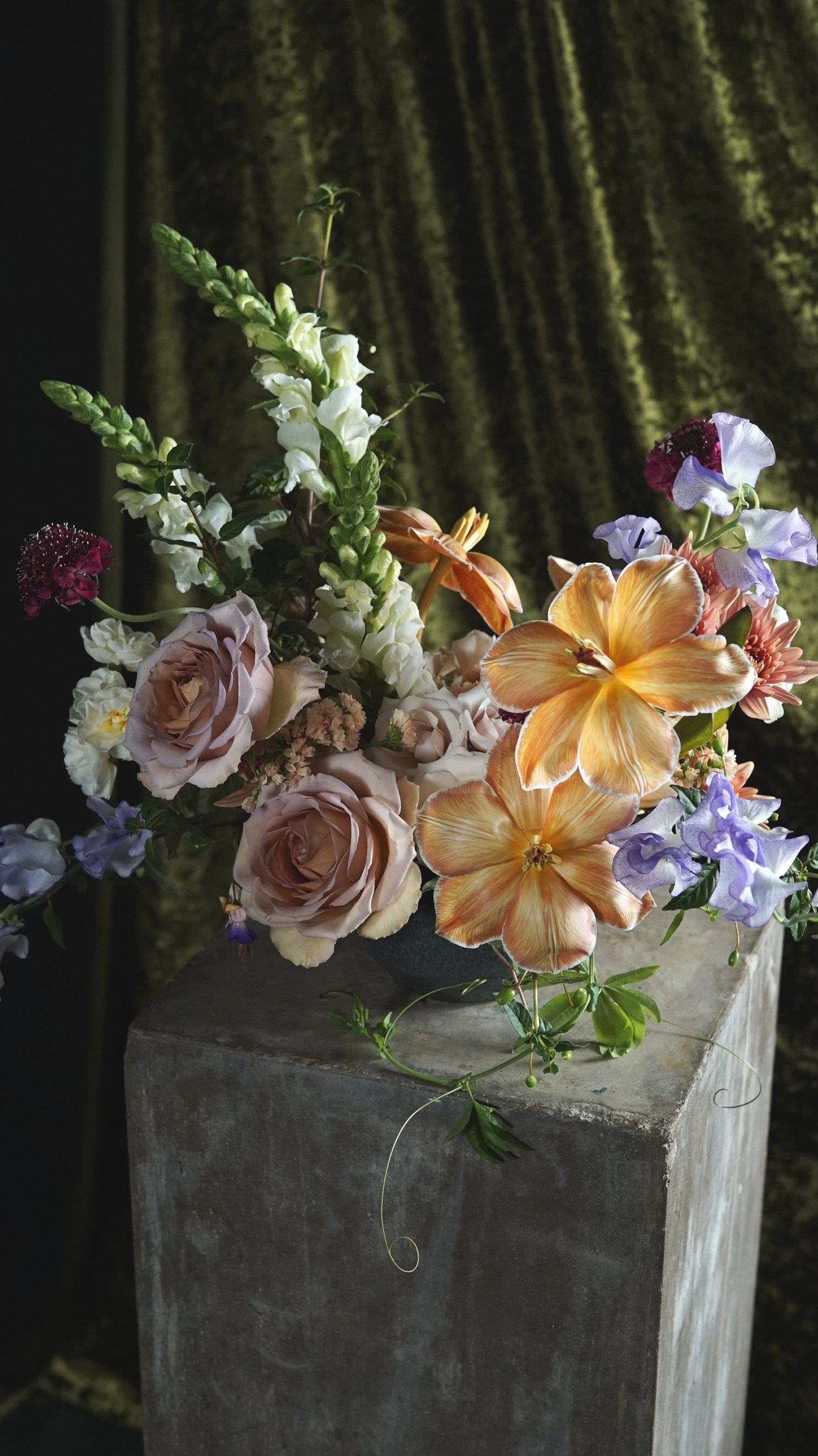 Arreglo floral de Savia Bruta con rosas beige y orquídeas
