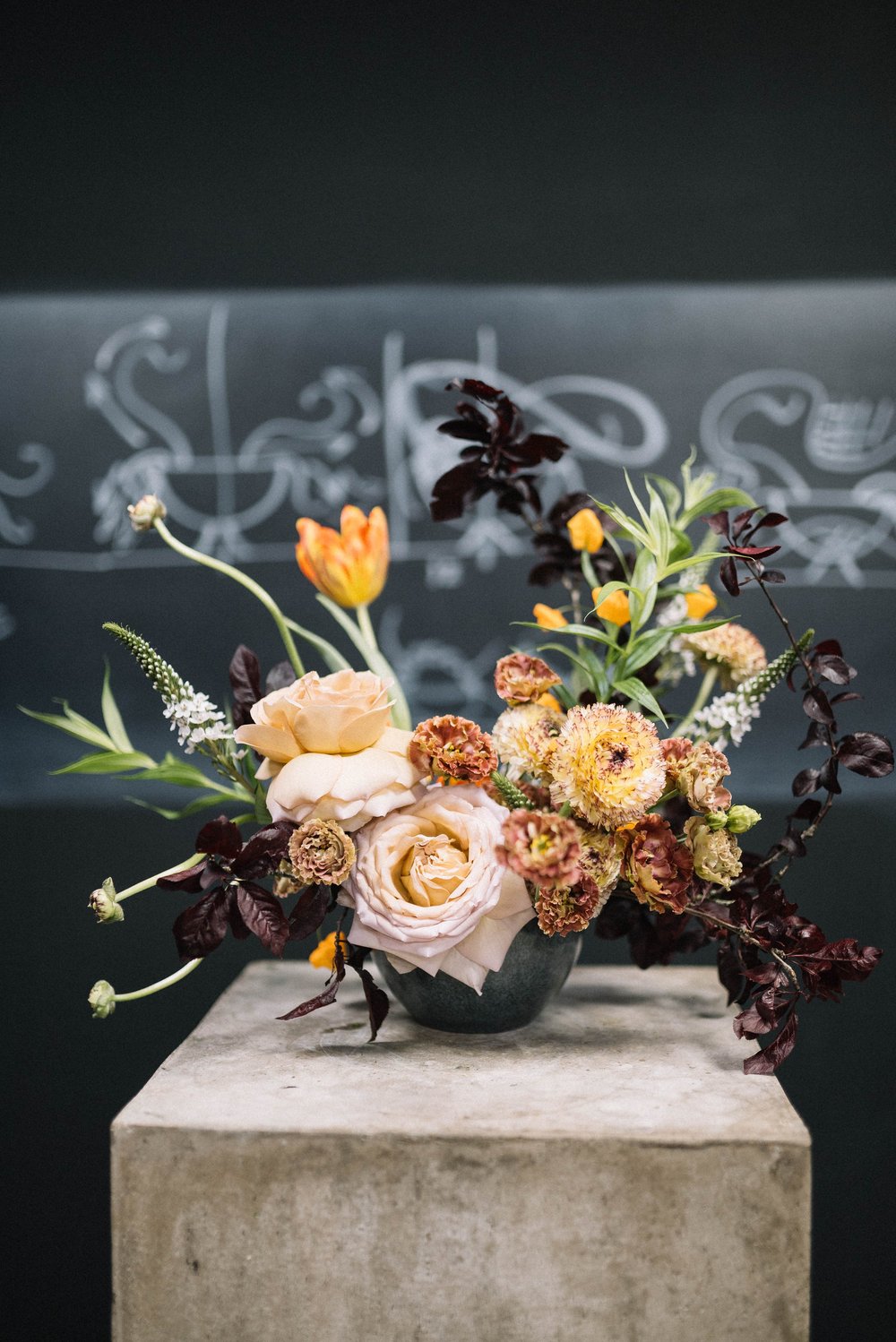 Arreglo floral con rosas y tulipanes