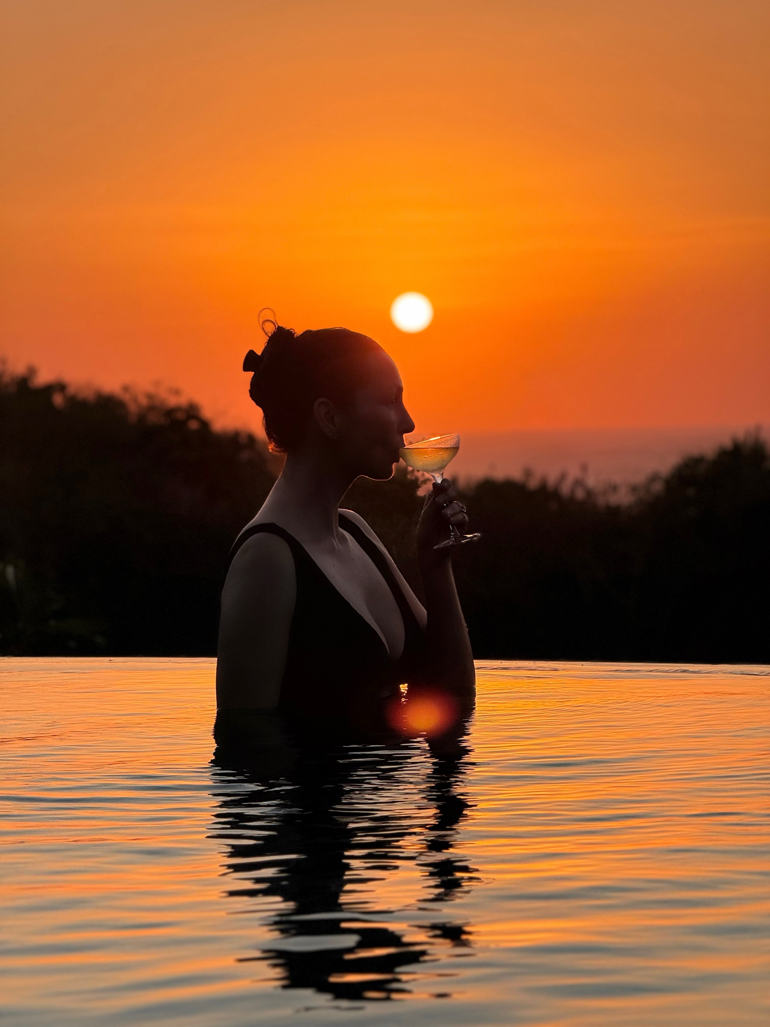 Pool, champagne, sunset&hellip;say no more 🥂