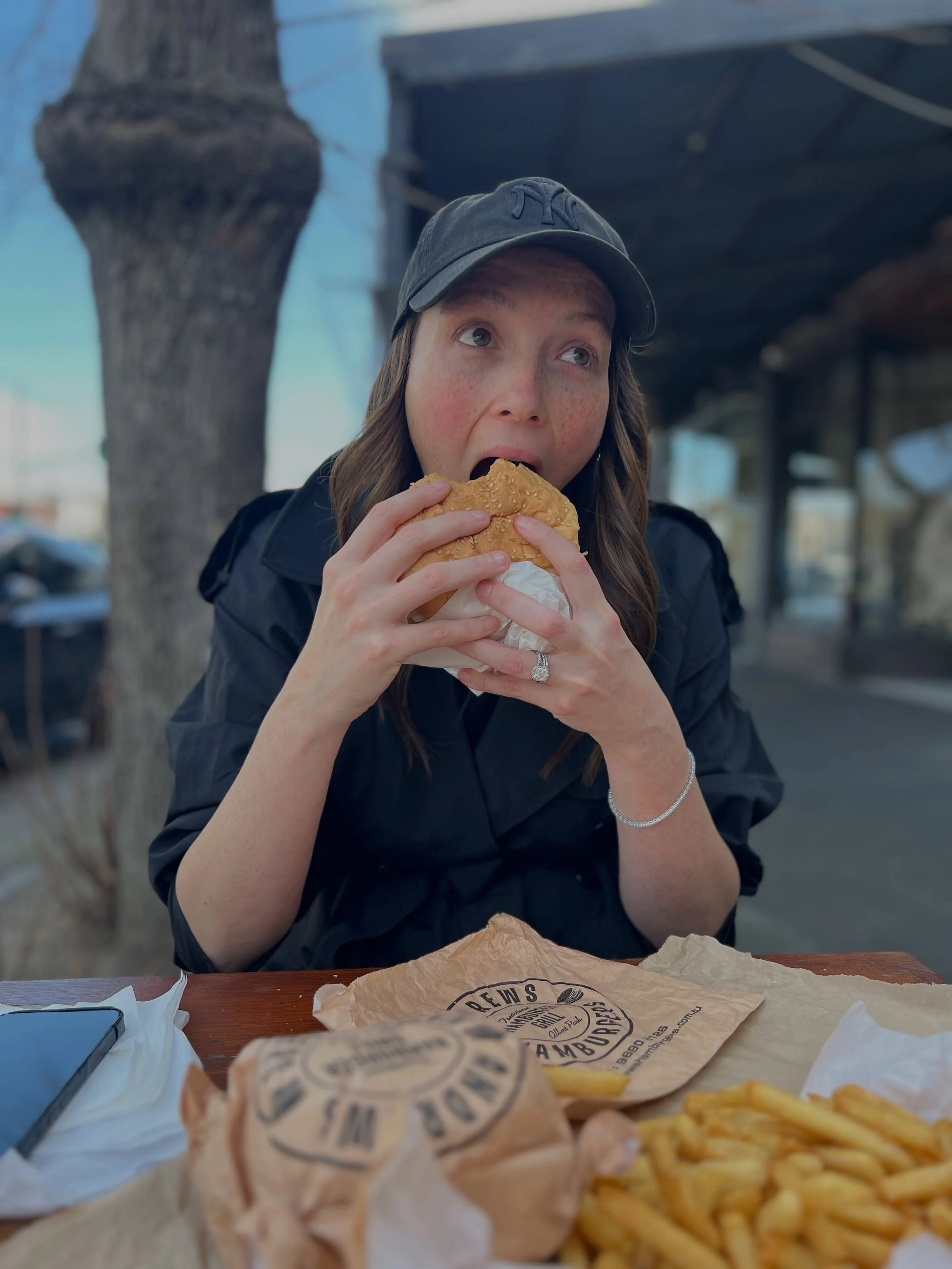 The food tour of Melbourne is ON! And in a world full of smash burgers&hellip;this was a classic old school hamburger! It was everything I wanted &amp; more!!! Unbelievable!👌🏼 10/10 no notes! @andrewsburgers