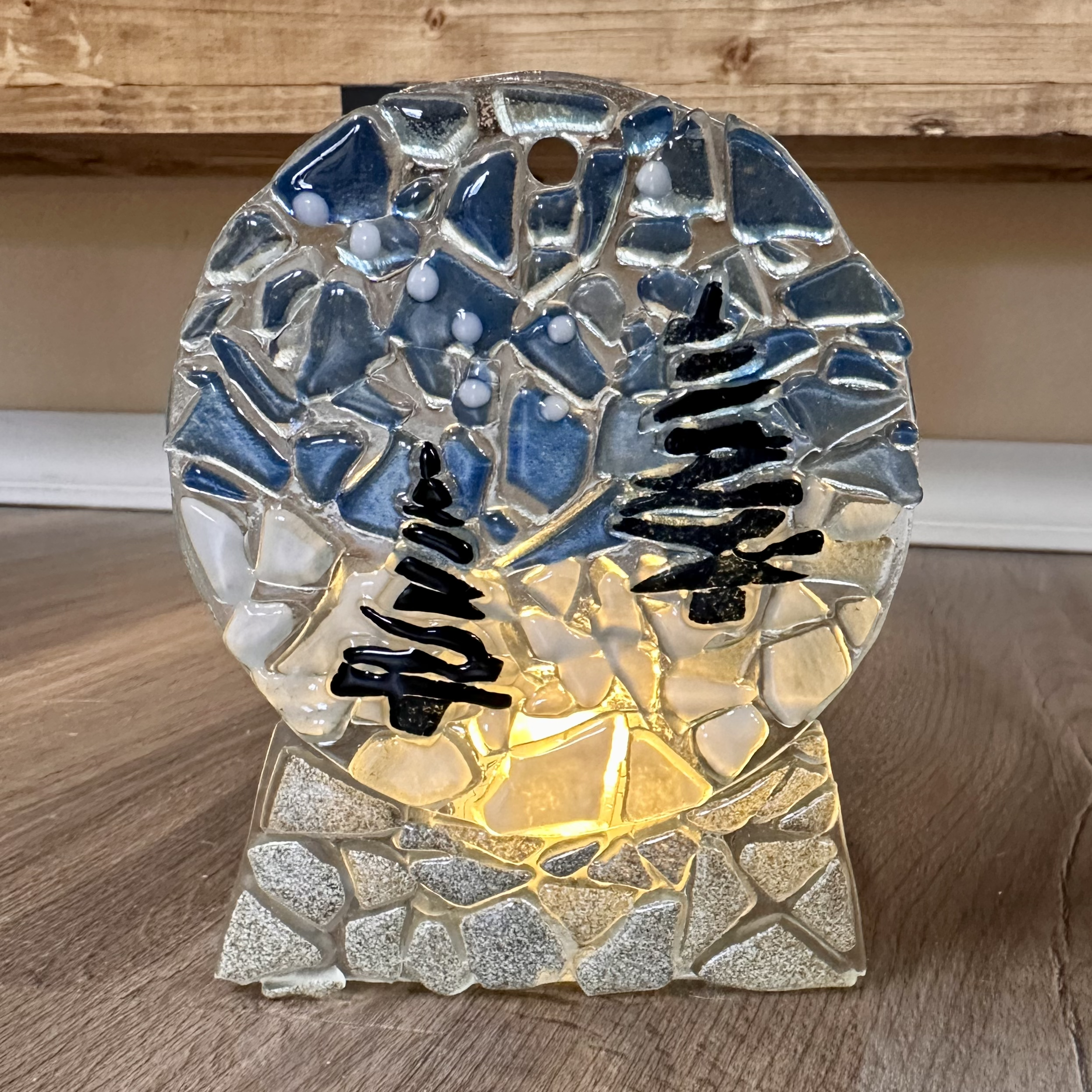 Snow Globe ($38) 1.5hrs
These sweet snow globes come with a glass votive holder and battery powered tea light. Learn to nip and cut glass along with other techniques. Create yours with custom-made mosaic glass, paints, bubbles, paper glass, or impres