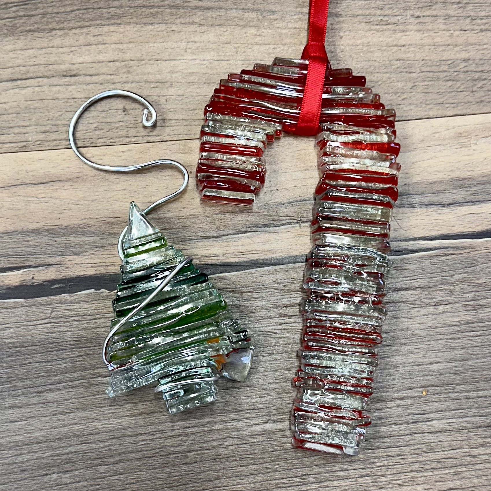 Stacked Candy Cane ($38) Stacked Tree Ornament ($15) Est. 1-1.5hrs
Let’s stack glass on its edge! I’ll teach you to cut, nip, and stack glass. We’ll bank our ends to control the flow/movement of the glass when it is in the kiln. Create a 6” Candy Can