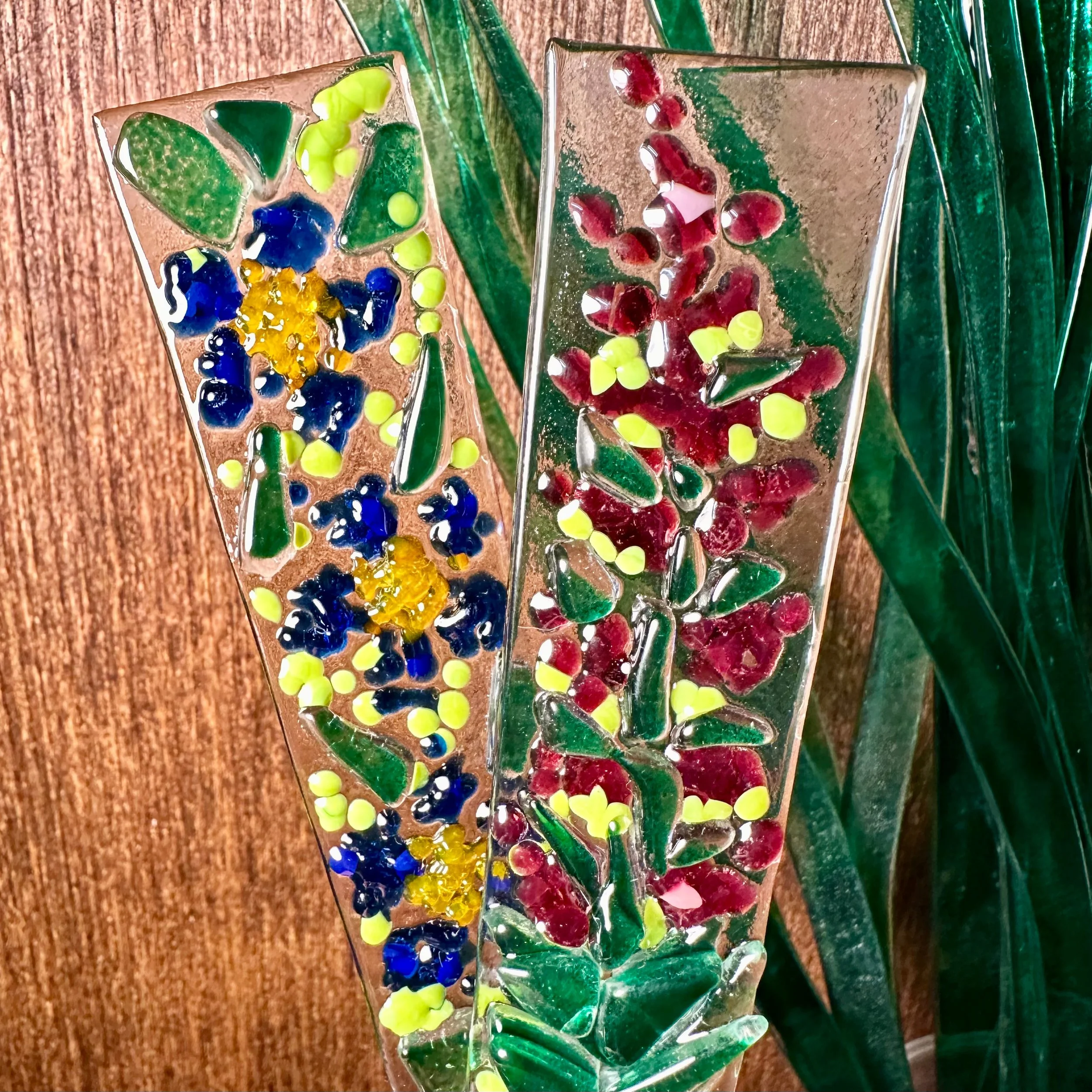 Plant Stake $18 Est 1hr
We’ll build this mosaic style with a glass-on-glass technique. Cut and nip custom patterned mosaic glass along with small glass frit and chunks to create your design. Add bubbles paints, or paper glass to create your design. M
