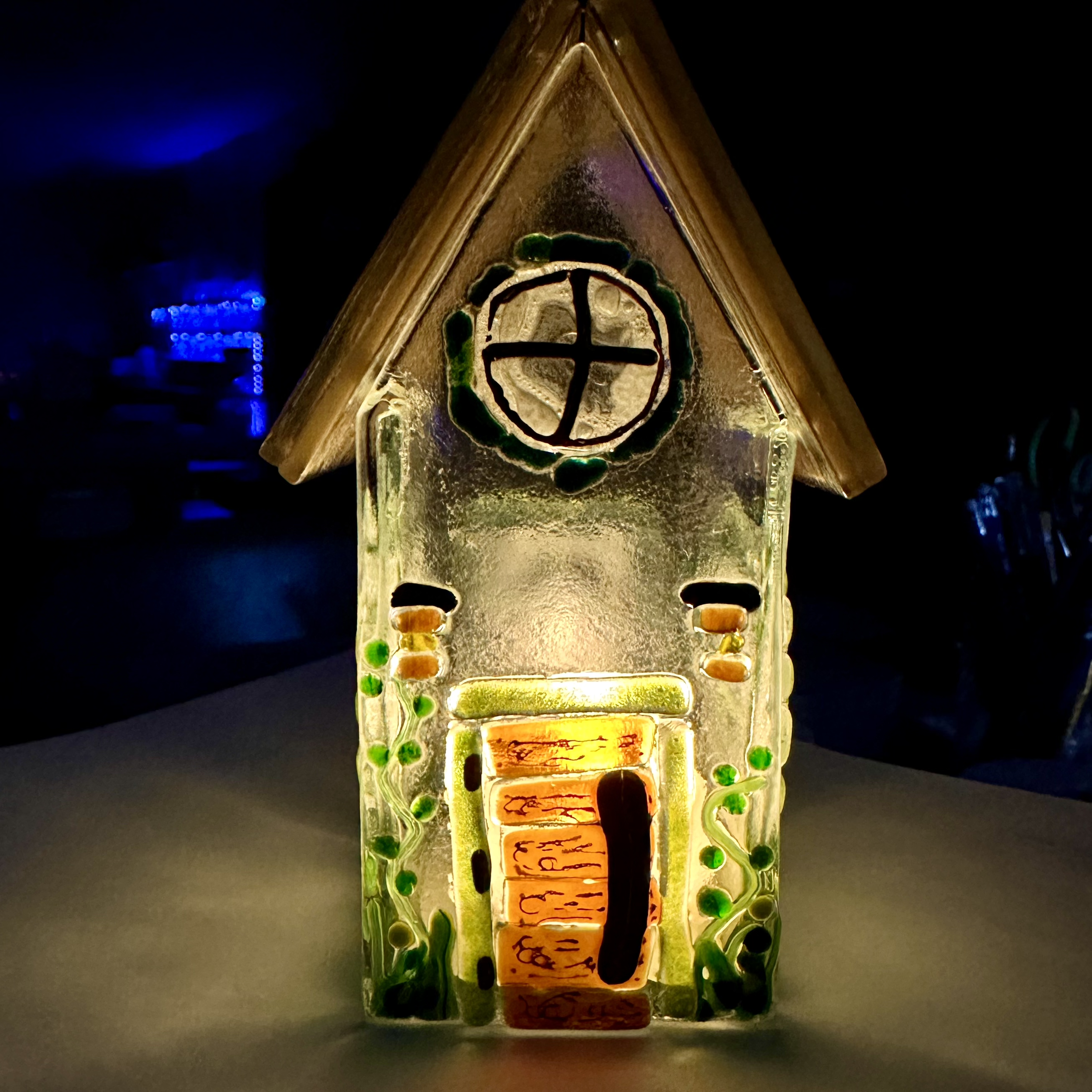 Glass House ($67) Est 2-3hrs
Come decorate a fun Glass House. I’ll have 4 sides and roof pieces cut and ready for you. Use custom mosaic glass, paints and other glass embellishments to design your house. Each roof will be fired with wire and bent to 