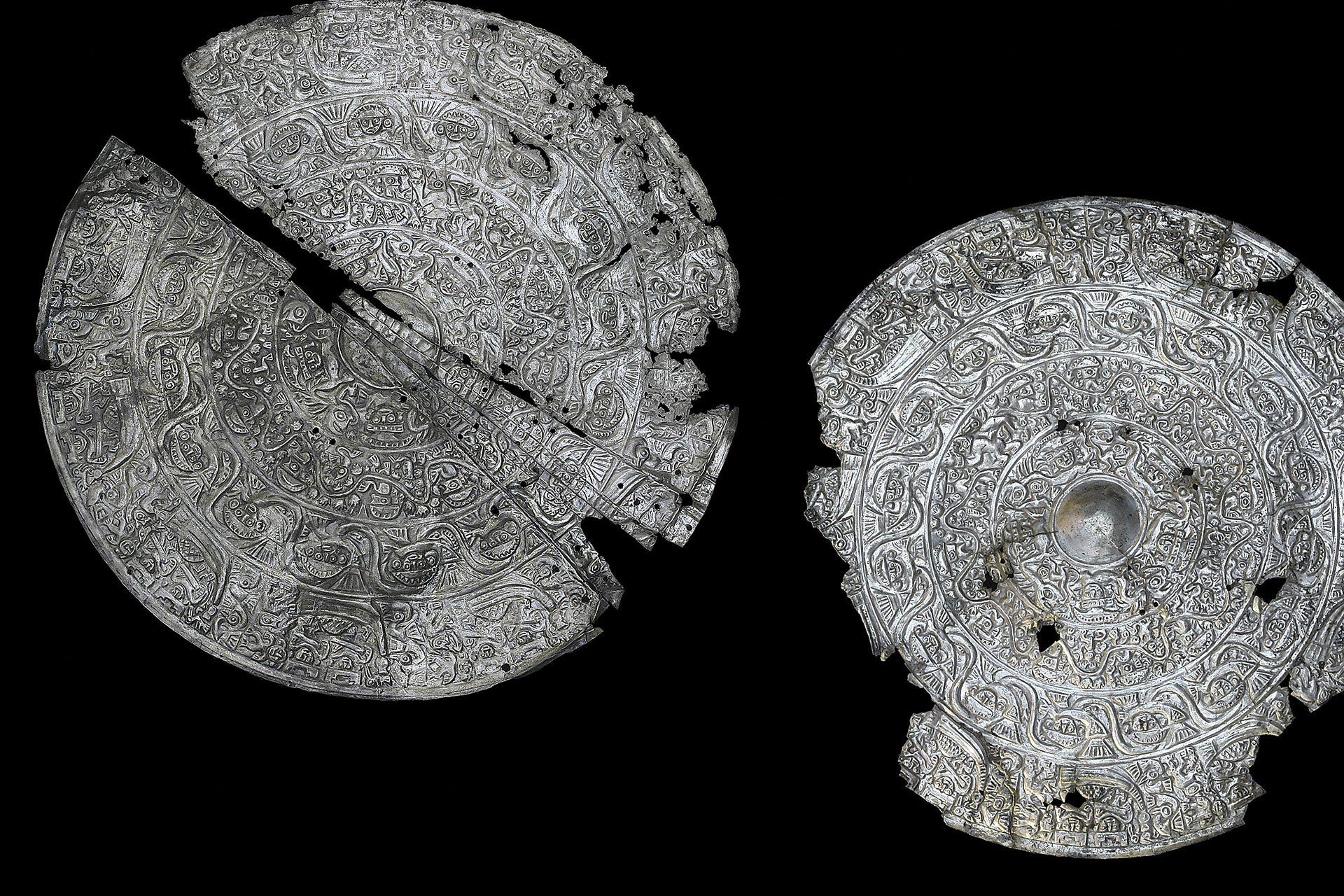 LAMINAS-DISCOIDALES-DE-PLATA-CON-ESCENAS-CONCENTRICAS-CONSECUTIVAS-REPUJADAS-CULTURA-CHIMU.jpg