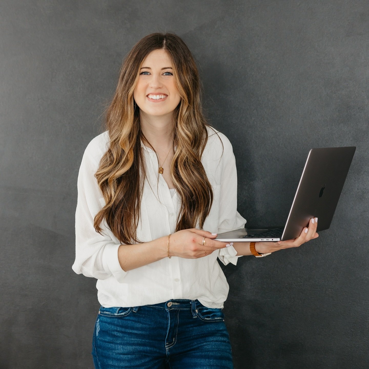 Happy Friday! 🤩 So many new faces around here, so I thought it would be a great time to come out of my instagram hiatus and introduce myself. I&rsquo;m Kambree, a graphic designer located in Utah County. I have been freelancing for eight years (WOAH