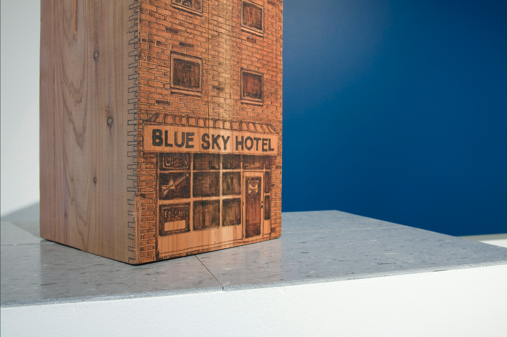 Blue Sky Hotel, Detail