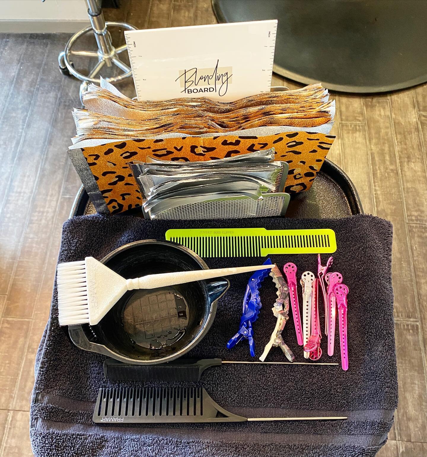 When the highlight set up is on point. @the_blondologist&rsquo;s letter organizer/foil &amp; board hack is next level!  #saturdayvibes #losangeleshairstylist #lahairstylist #wehohairstylist