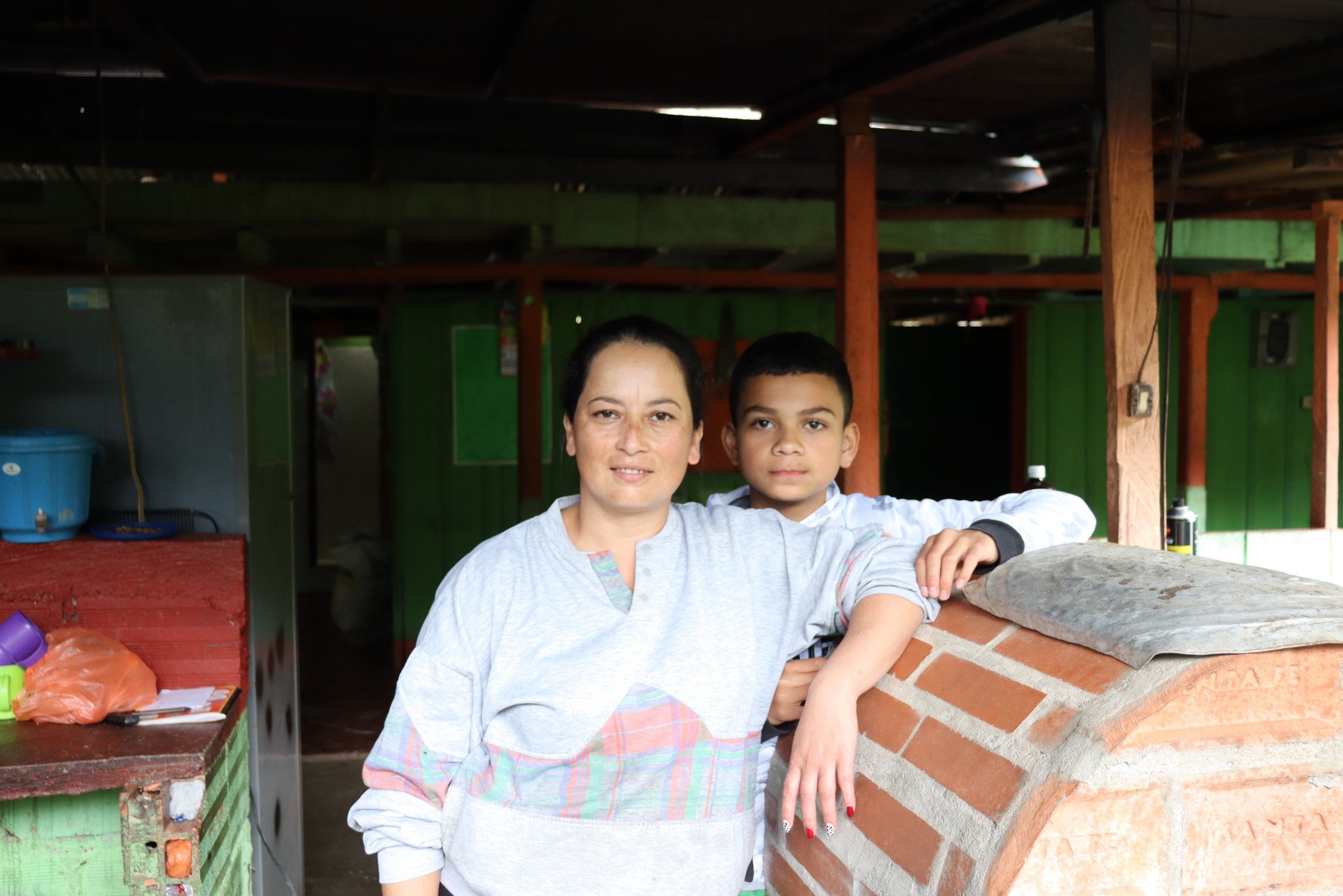 Luzmila Gonzales y uno de sus hijos.JPG
