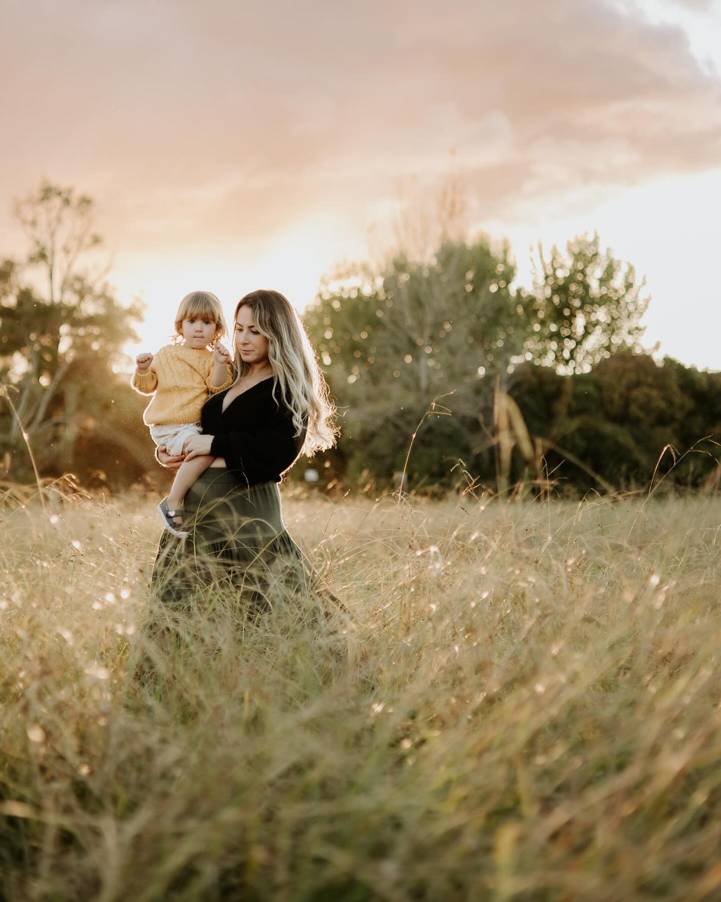 Forever grateful for friends who support your business 🫶🏼

Also, getting to the last of the beautiful long brown grass so if you&rsquo;re wanting a sunset shoot and have young kids, get in touch ASAP 🌾✨