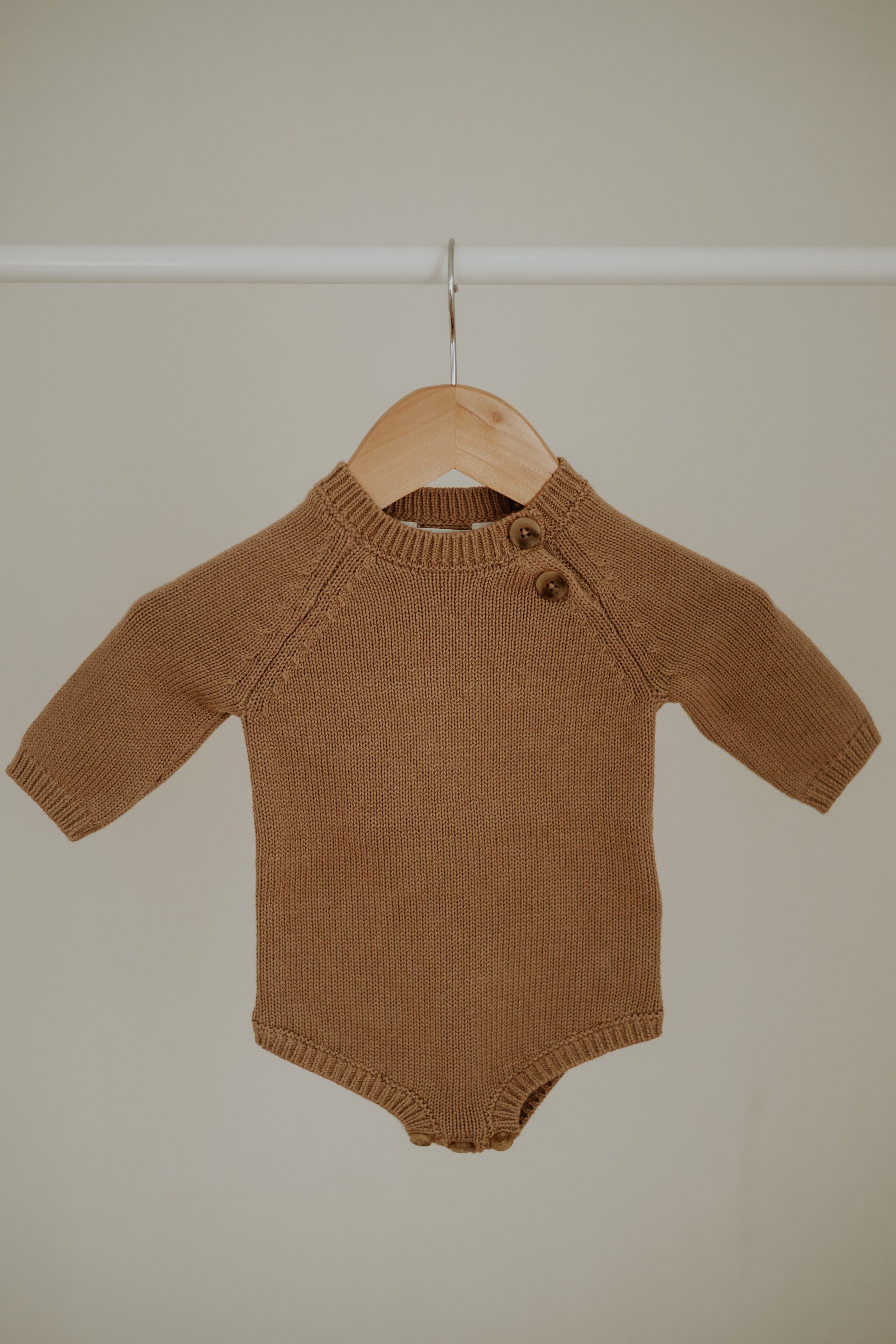 TAN KNIT LONG SLEEVE BODYSUIT
| NEWBORN