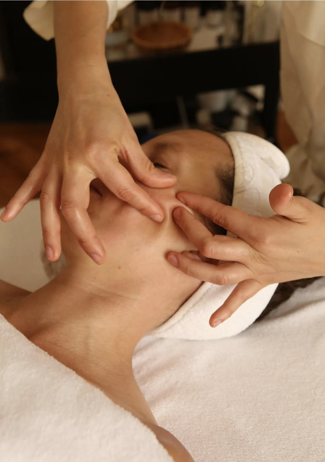 Massage facial Kobido réalisé à l'Institut Véronique Migot à Vineuil-Saint-Firmin près de Chantilly, soin anti-âge premium pour éclat et fermeté.