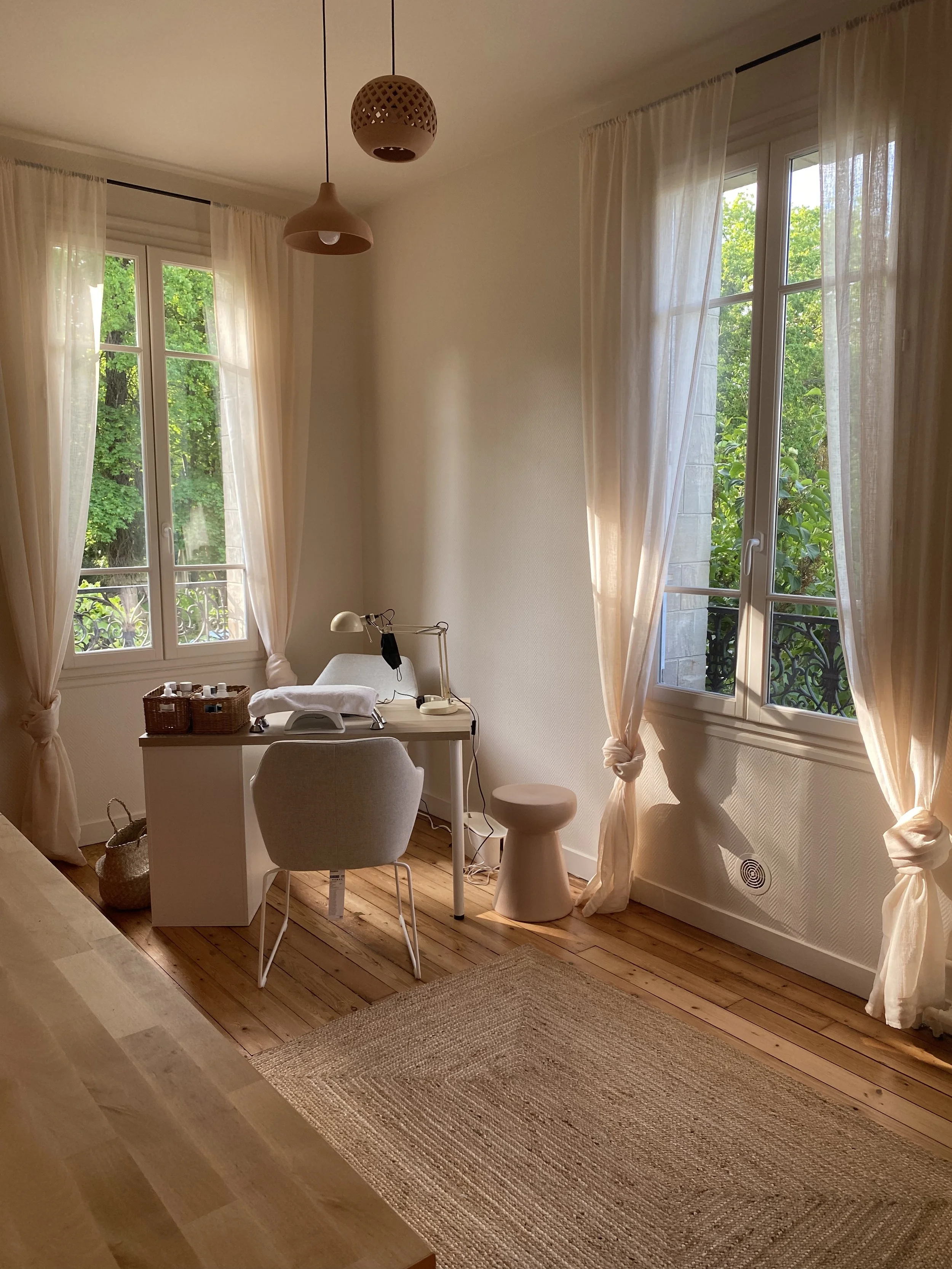 dans un écrin de douceur et de verdure, prendre le temps de prendre soin de ses mains et ses pieds avec la manucure russe de véronique migot