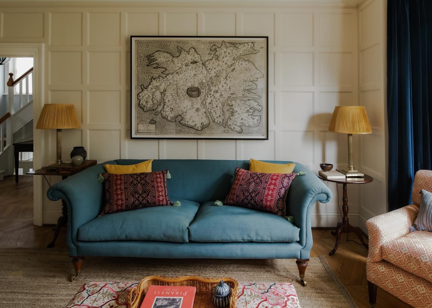 I love this drawing room we panelled and decorated for a favourite client in Oxford last summer. 

Photographed beautiful by @paul_whitbread_photo for an online feature @houseandgardenuk 

Link to full article written beautifully by @elizabethjmetcal