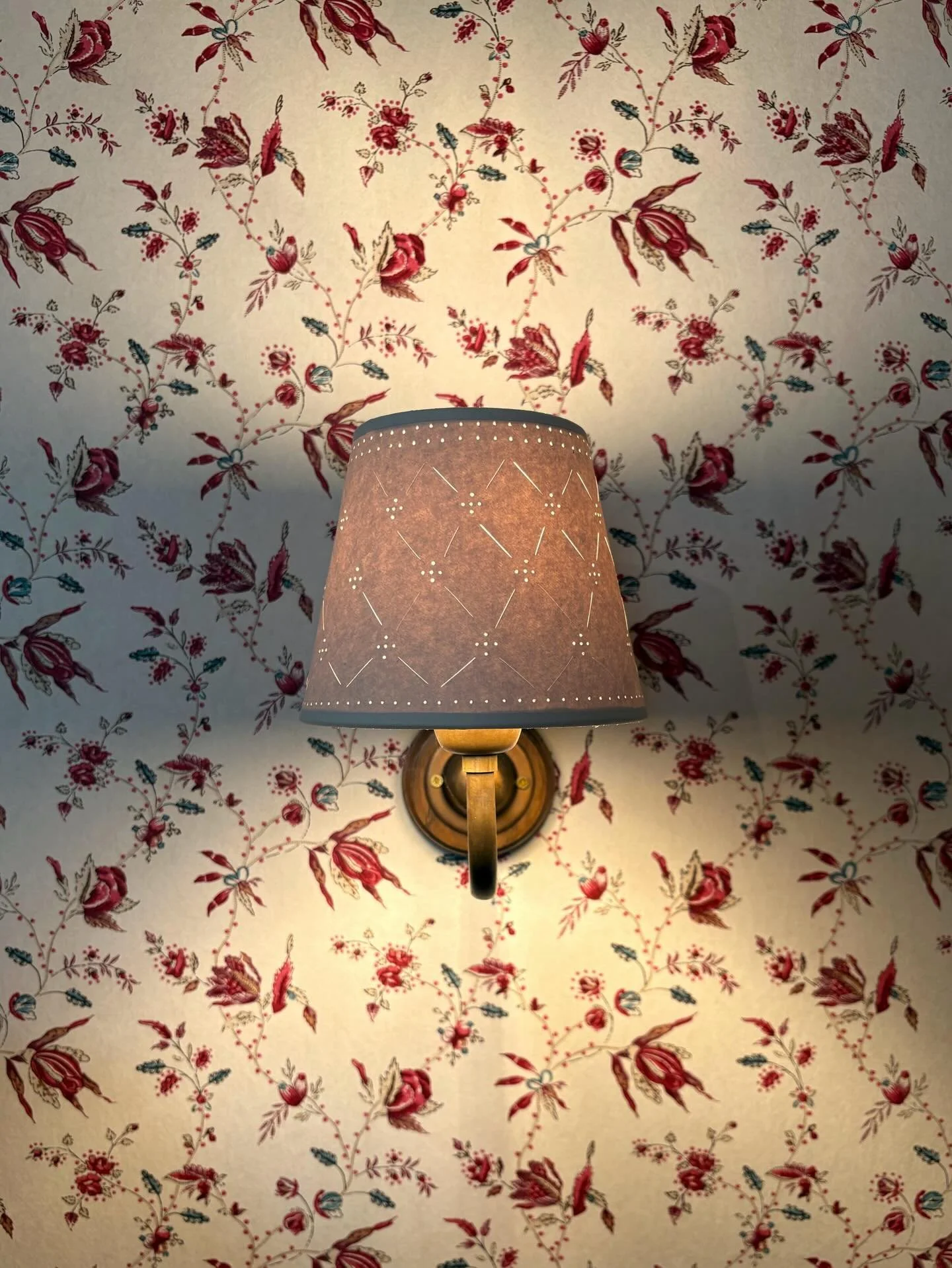 Close up details mid install - always the most exciting moments when everything starts coming together.

Obsessed with this Sarah Vanrenen wallpaper behind the delicate pierced card shades from Robert Kime &hearts;️🤍&hearts;️

#wallpaper #install #l
